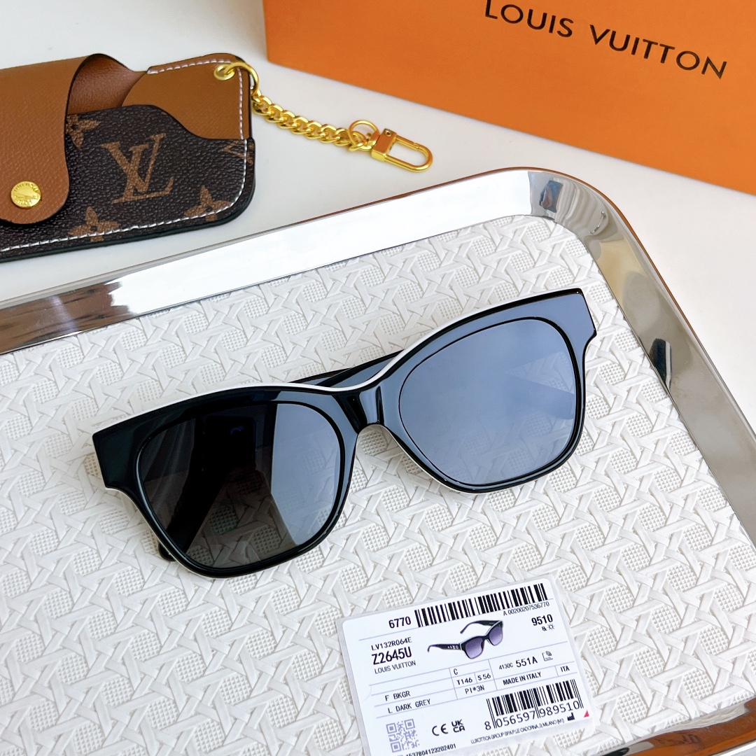  全网都在找的墨镜
Louis vuitton 也出了熊猫眼镜🐼
黑白拼色非常百搭 
辣妹绝美墨镜不容错