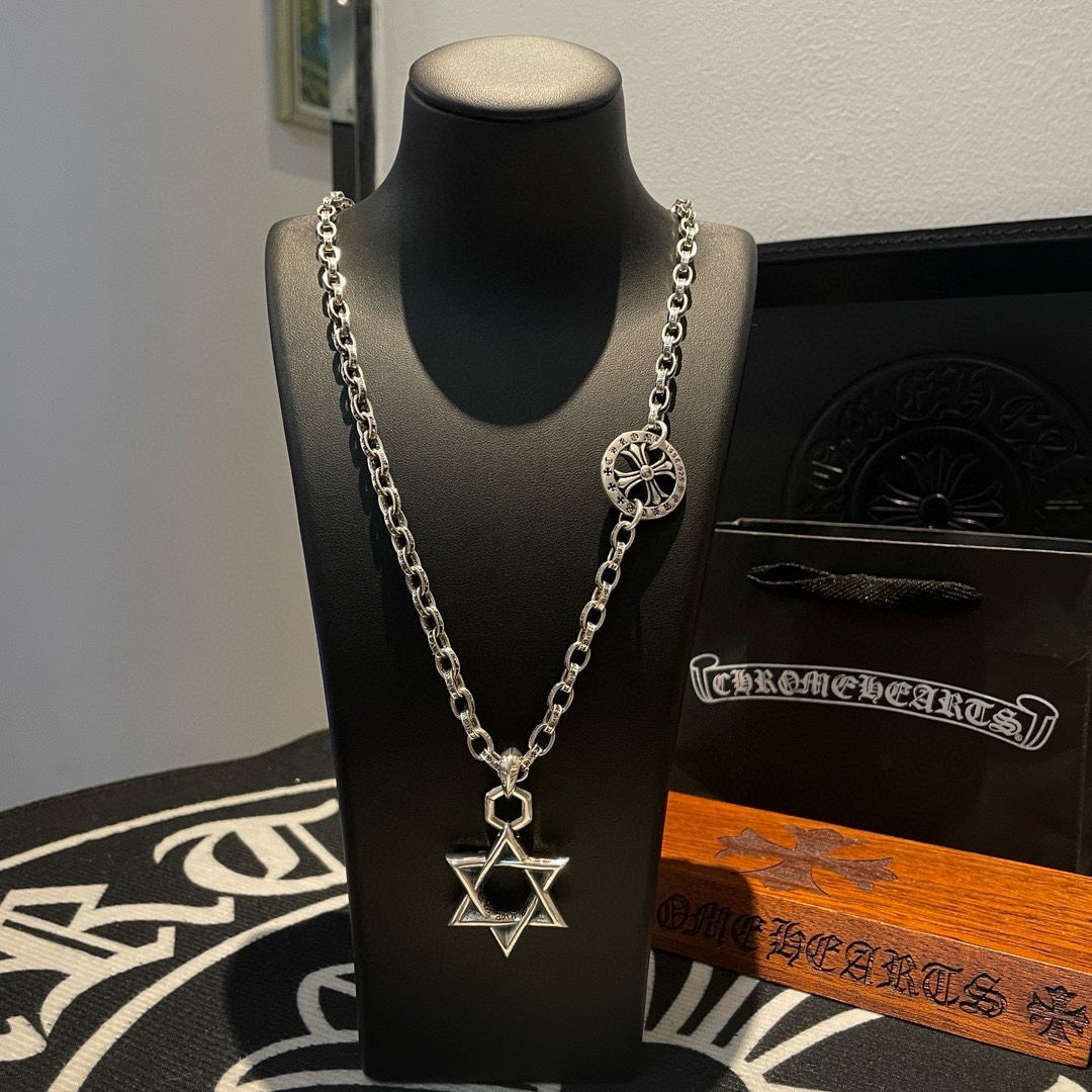 NO:108803,New [Counter Quality] Chrome Hearts Cross Necklace, Hexagram Pendant, Kuaishou/ins/Little Red Book Popular, Different concave and convex design styles, presenting uniqueness, Cross Scout flowers are Croxin's ambition, so they last longer, genuine version Chrome Hearts Croxin, different from the market, benchmark the quality of the version, look at the details of the letter printing, retro, old gray oxygen level. Seiko version!  !  !  Pure handmade ~ Authentic model opening must-have fashion and fashion, both men and women can wear it, same style for couples, original official website, rock punk style silver style, retro elements, trendy and versatile!  , jewelry boutique, chrome hearts, chrome hearts, necklace19860909新款【专柜品质】Chrome Hearts克罗心十字架项链 六芒星吊坠 快手/ins/小红书热门 凹凸造型不同的花纹设计风格 呈现出与众不同 十字架 童军花是克罗心的志 所以更经久不衰 正品打版Chrome Hearts克罗心 区别市场普通轻版 对版对标品质 看字印细节 复古做旧灰氧程度.精工版本！！！ 纯手工打造 ～正品开模潮流时尚必备 男女均可佩戴 情侣同款 官网原版 摇滚朋克泰银风格 复古元素 潮流百搭！,饰品精品,chrome hearts,chrome hearts,necklace,Jewelry
