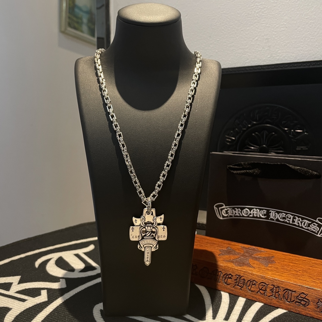 NO:108804,Batch New style [Counter Quality] Chrome Hearts Retro Cross Necklace, Triple Pendant, Different Concave and Convex Scout Flowers are Croxin's ambition, so they last forever. Genuine version of Chrome Hearts, Different from the market, Benchmarking the quality of the version, Look at the details of the letter printing, Retro and old gray oxygen level. Seiko version!  !  !  Pure handmade ~ Authentic model opening must-have fashion and fashion, both men and women can wear it, same style for couples, original official website, rock punk style silver style, retro elements, trendy and versatile!  , jewelry boutique, chrome hearts, chrome hearts, necklace19860909批 新款【专柜品质】Chrome Hearts克罗心复古十字架项链 三重合吊坠 凹凸造型不同的花纹设计风格 呈现出与众不同 十字架 童军花是克罗心的志 所以更经久不衰 正品打版Chrome Hearts克罗心 区别市场普通轻版 对版对标品质 看字印细节 复古做旧灰氧程度.精工版本！！！ 纯手工打造 ～正品开模潮流时尚必备 男女均可佩戴 情侣同款 官网原版 摇滚朋克泰银风格 复古元素 潮流百搭！,饰品精品,chrome hearts,chrome hearts,necklace,Jewelry
