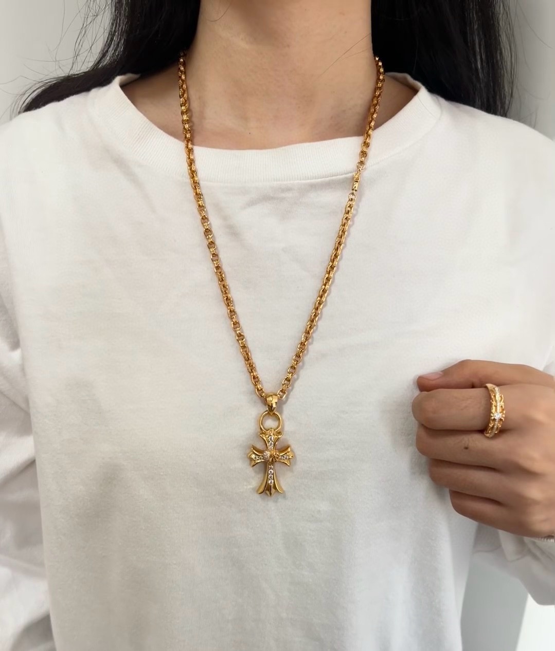 NO:108805,New [Counter Quality] Chrome Hearts Croxin classic golden letter necklace, full-length peach heart cross pendant, different pattern design styles with different concave and concave shapes, presenting unique cross. Cross Scout flowers are Croxin's ambition, so they last longer. Genuine version of Chrome Hearts Croxin, different from the market, match the quality, look at the details of the letter printing, retro, old gray oxygen level. Seiko version!  !  !  Pure handmade ~ Authentic model opening must-have fashion and fashion, both men and women can wear it, same style for couples, original official website, rock punk style silver style, retro elements, trendy and versatile!  , jewelry boutique, chrome hearts, chrome hearts, necklace, gold19860909新款【专柜品质】Chrome Hearts克罗心经典黄金色字母项链 满钻桃心十字架吊坠,凹凸造型不同的花纹设计风格 呈现出与众不同 十字架 童军花是克罗心的志 所以更经久不衰 正品打版Chrome Hearts克罗心 区别市场普通轻版 对版对标品质 看字印细节 复古做旧灰氧程度.精工版本！！！ 纯手工打造 ～正品开模潮流时尚必备 男女均可佩戴 情侣同款 官网原版 摇滚朋克泰银风格 复古元素 潮流百搭！,饰品精品,chrome hearts,chrome hearts,necklace,gold,Jewelry