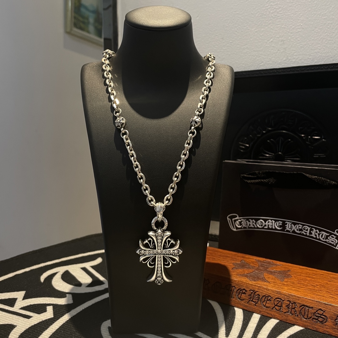NO:108813,New [Counter Quality] Chrome Hearts Cross Necklace Full Diamond Cross Pendant Kuaishou/ins/Little Red Book Popular, Different Concave and Convex Scout Flowers are Croxin's ambitions, so they last forever. Genuine version of Chrome Hearts Croxin, differentiated from the market, benchmarked on the quality of the version, looking at the details of the letter printing, retro old gray oxygen level. Seiko version!  !  !  Pure handmade ~ Authentic model opening must-have fashion and fashion, both men and women can wear it, same style for couples, original official website, rock punk style silver style, retro elements, trendy and versatile!  , jewelry boutique, chrome hearts, chrome hearts, necklace19860909新款【专柜品质】Chrome Hearts克罗心十字架项链 满钻十字架吊坠 快手/ins/小红书热门 凹凸造型不同的花纹设计风格 呈现出与众不同 十字架 童军花是克罗心的志 所以更经久不衰 正品打版Chrome Hearts克罗心 区别市场普通轻版 对版对标品质 看字印细节 复古做旧灰氧程度.精工版本！！！ 纯手工打造 ～正品开模潮流时尚必备 男女均可佩戴 情侣同款 官网原版 摇滚朋克泰银风格 复古元素 潮流百搭！,饰品精品,chrome hearts,chrome hearts,necklace,Jewelry