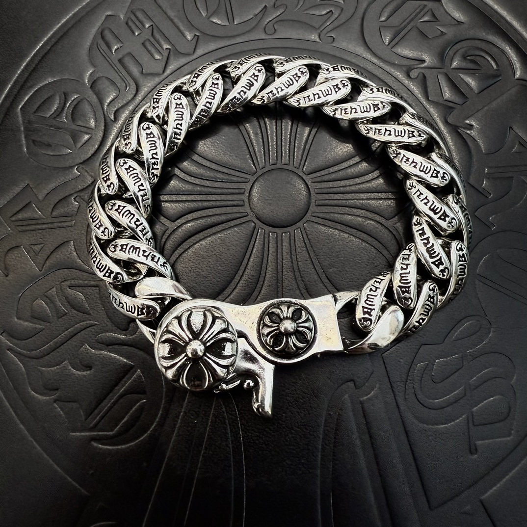 NO:108819,New [Counter Quality] Chrome Hearts Croxin classic retro cross bracelet with different concave and convex shapes, presenting unique styles. Cross Scout flowers are Croxin's ambitions, so they last longer. Genuine version of Chrome Hearts Croxin necklace, different from the market, match the quality, look at the details of the letter printing, retro old gray oxygen level. Seiko version!  !  !  Pure handmade ~ Authentic model opening must-have fashion and fashion, both men and women can wear it, same style for couples, original official website, rock punk style silver style, retro elements, trendy and versatile!  , jewelry boutique, chrome hearts, chrome hearts, necklace, bracelet19860909新款【专柜品质】Chrome Hearts克罗心经典复古十字架手链 凹凸造型不同的花纹设计风格 呈现出与众不同 十字架 童军花是克罗心的志 所以更经久不衰 正品打版Chrome Hearts克罗心项链 区别市场普通轻版 对版对标品质 看字印细节 复古做旧灰氧程度.精工版本！！！ 纯手工打造 ～正品开模潮流时尚必备 男女均可佩戴 情侣同款 官网原版 摇滚朋克泰银风格 复古元素 潮流百搭！,饰品精品,chrome hearts,chrome hearts,necklace,bracelet,Jewelry