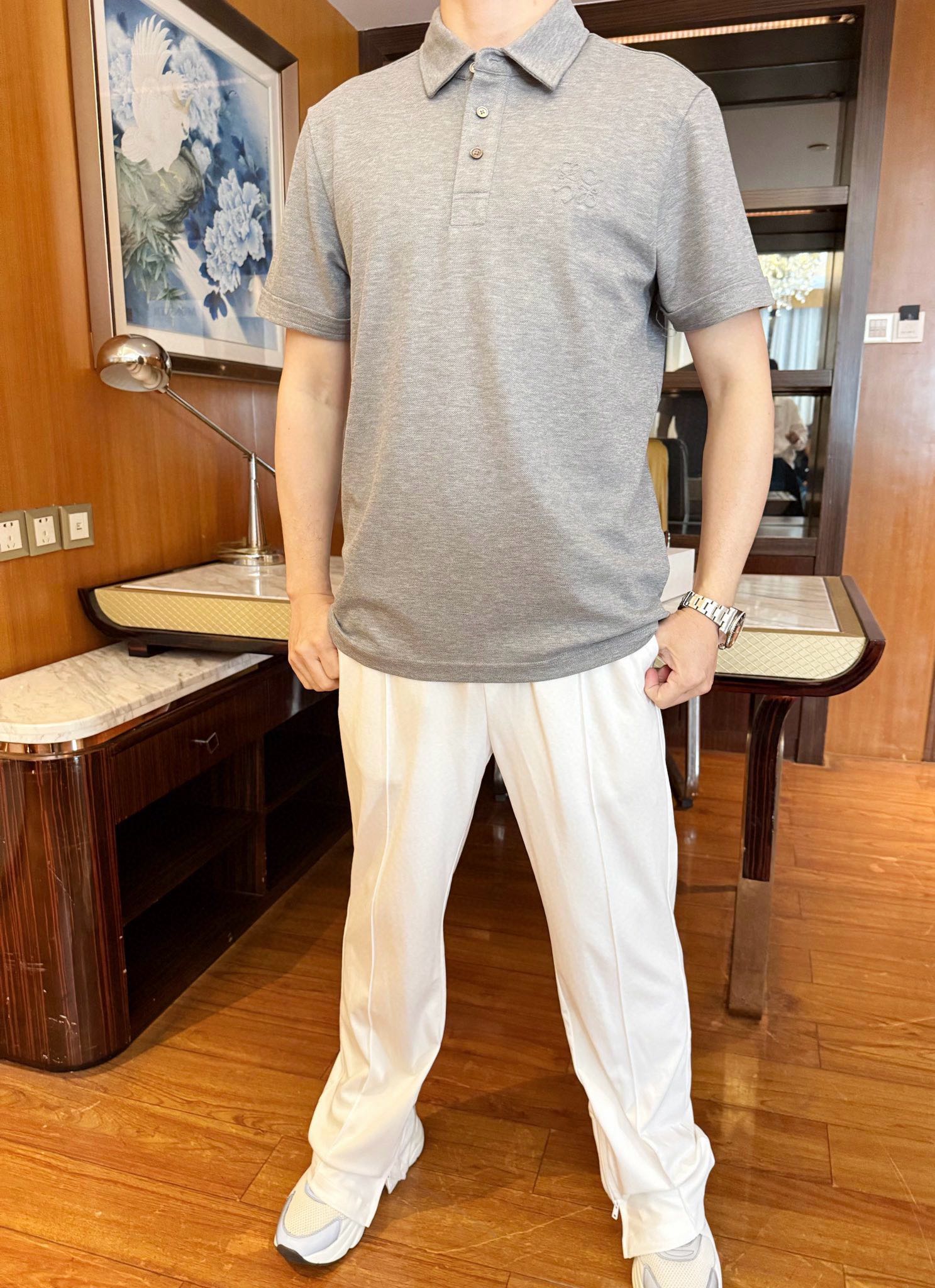 NO:134723,Luo Yiwei - The latest hot-selling Polo in 2025 counters is shipped, and the hot-selling items in European and American counters!  Selected Italian imported mercerized cotton fabrics with the latest designs, the exquisite logo on the chest shows elegance, and the upper body effect needs no more. Size: 48-56 (with Hong Kong Lane Crawford gift box packaging), loewe, alexander wang19860909罗意威-2025专柜最新爆款Polo出货 欧美专柜热销单品！精选意大利进口丝光棉面料搭配最新的设计,胸前的精致logo彰显雅致 上身效果不用多说.尺码:48-56（配香港连卡佛礼盒包装）,,loewe,alexander wang,Men's clothing