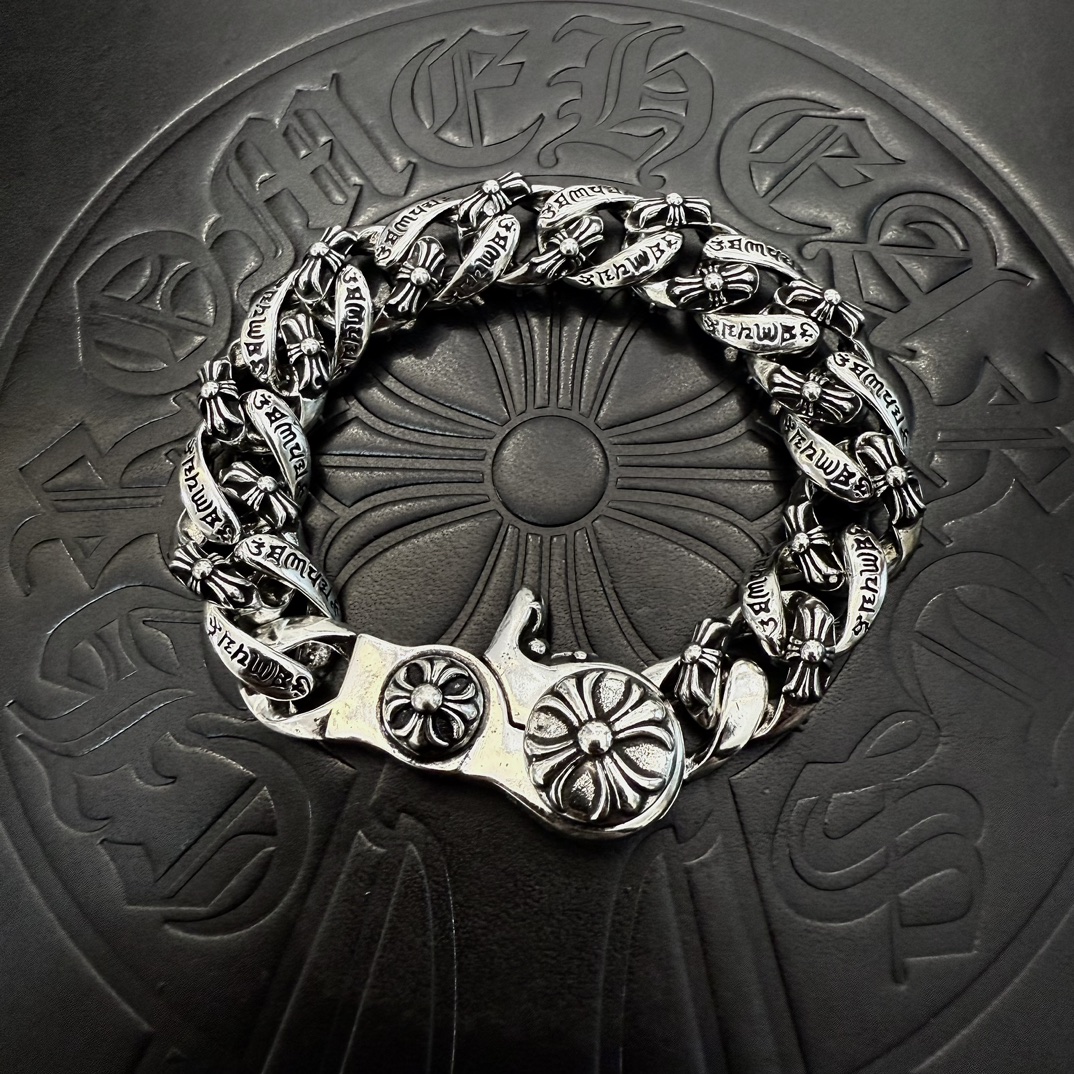 NO:108822,New [Counter Quality] Chrome Hearts Croxin classic retro twist cross bracelet with different concave and convex shapes presents unique styles Cross Scout flowers are Croxin's ambitions, so they last longer. Genuine version of Chrome Hearts Croxin necklace, different from the market ordinary light version, benchmark the quality of the version, look at the details of the letter printing, the degree of retro old gray oxygen. Seiko version!  !  !  Pure handmade ~ Authentic model opening must-have fashion and fashion, both men and women can wear it, same style for couples, original official website, rock punk style silver style, retro elements, trendy and versatile!  , jewelry boutique, chrome hearts, chrome hearts, necklace, bracelet19860909新款【专柜品质】Chrome Hearts克罗心经典复古麻花十字架手链 凹凸造型不同的花纹设计风格 呈现出与众不同 十字架 童军花是克罗心的志 所以更经久不衰 正品打版Chrome Hearts克罗心项链 区别市场普通轻版 对版对标品质 看字印细节 复古做旧灰氧程度.精工版本！！！ 纯手工打造 ～正品开模潮流时尚必备 男女均可佩戴 情侣同款 官网原版 摇滚朋克泰银风格 复古元素 潮流百搭！,饰品精品,chrome hearts,chrome hearts,necklace,bracelet,Jewelry