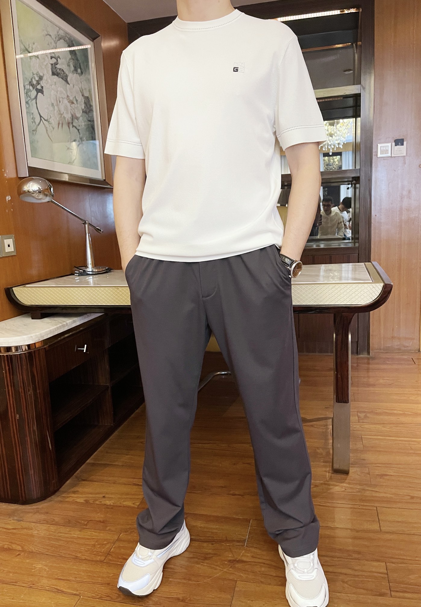 NO:134733,Givenchy-2025 counter latest hot T-shirts are shipped, and European and American counters are released simultaneously!  Selected Italian imported Ilitus fabrics with the latest design, the unique embroidery logo on the chest highlights the style, and the upper body effect needs no more. Size: M-3XL (model 173/130 wearing M size, with Hong Kong Lane Crawford gift box packaging), givennchy,tees, t-shirt,alexander wang19860909纪梵希-2025专柜最新爆款T恤出货 欧美专柜同步发售！精选意大利进口依力特面料搭配最新的设计,胸口独特的刺绣标志彰显格调 上身效果不用多说.尺码:M-3XL（模特173/130穿M码,配香港连卡佛礼盒包装）,,givenchy,tees，t-shirt,alexander wang,Men's clothing