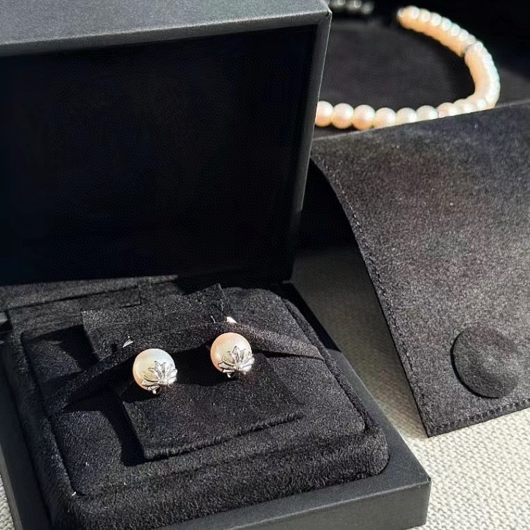 NO:108828,Croxin×Mikimoto's co-branded earrings cleverly combine feminine white pearls with Chrome Hearts' iconic cross elements, simple and exquisite. It is cool and elegant in daily wear, and has fine accessories, chrome hearts, chrome hearts, chrome hearts19860909克罗心×Mikimoto 御木本联名款的耳钉,巧妙将女性气质的白色珍珠与 Chrome Hearts 标志性十字架元素相融合,简简单单的很精致 日常佩戴又酷又优雅,饰品精品,chrome hearts,chrome hearts,Jewelry