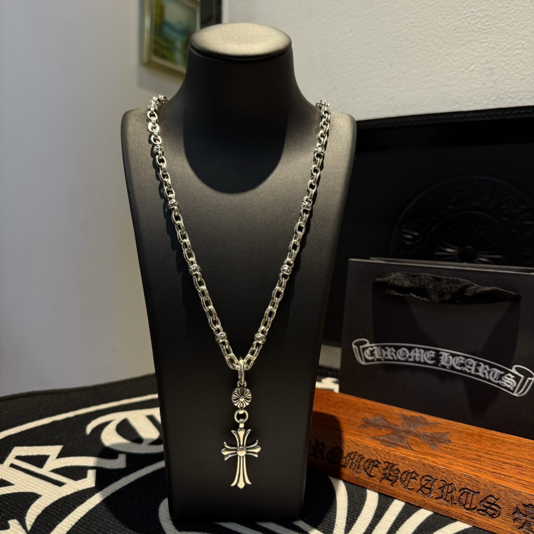 NO:108831,New [Counter Quality] Chrome Hearts Cross Flower Ball Necklace Cross Pendant Kuaishou/ins/Little Red Book Popularity The pattern design styles with different concave and convex shapes present uniqueness Cross Scout flowers are Croxin's ambitions, so they last longer. Genuine version Chrome Hearts Croxin Difference to the market ordinary light version, match the quality of the version, look at the details of the letter printing, retro old gray oxygen level. Seiko version!  !  !  Pure handmade ~ Authentic model opening must-have fashion and fashion, both men and women can wear it, same style for couples, original official website, rock punk style silver style, retro elements, trendy and versatile!  , jewelry boutique, chrome hearts, chrome hearts, necklace19860909新款【专柜品质】Chrome Hearts克罗心十字花球项链 十字架吊坠 快手/ins/小红书热门 凹凸造型不同的花纹设计风格 呈现出与众不同 十字架 童军花是克罗心的志 所以更经久不衰 正品打版Chrome Hearts克罗心 区别市场普通轻版 对版对标品质 看字印细节 复古做旧灰氧程度.精工版本！！！ 纯手工打造 ～正品开模潮流时尚必备 男女均可佩戴 情侣同款 官网原版 摇滚朋克泰银风格 复古元素 潮流百搭！,饰品精品,chrome hearts,chrome hearts,necklace,Jewelry