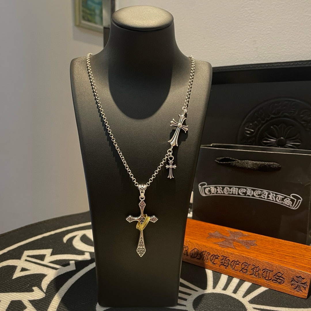 NO:108834,New [Counter Quality] Chrome Hearts Crow Cross Necklace Cross Pendant Kuaishou/ins/Little Red Book Popular, Different concave and convex and convex design styles, presenting uniqueness, Cross Scout Flowers are Crowxin's ambition, so they last longer. Genuine version of Chrome Hearts Crowxin, differentiating the market ordinary light version, matching the quality, looking at the details of the letter printing, retro old gray oxygen level. Seiko version!  !  !  Pure handmade ~ Authentic model opening must-have fashion and fashion, both men and women can wear it, same style for couples, original official website, rock punk style silver style, retro elements, trendy and versatile!  , jewelry boutique, chrome hearts, chrome hearts, necklace19860909新款【专柜品质】Chrome Hearts克罗十字架项链 十字架吊坠 快手/ins/小红书热门 凹凸造型不同的花纹设计风格 呈现出与众不同 十字架 童军花是克罗心的志 所以更经久不衰 正品打版Chrome Hearts克罗心 区别市场普通轻版 对版对标品质 看字印细节 复古做旧灰氧程度.精工版本！！！ 纯手工打造 ～正品开模潮流时尚必备 男女均可佩戴 情侣同款 官网原版 摇滚朋克泰银风格 复古元素 潮流百搭！,饰品精品,chrome hearts,chrome hearts,necklace,Jewelry