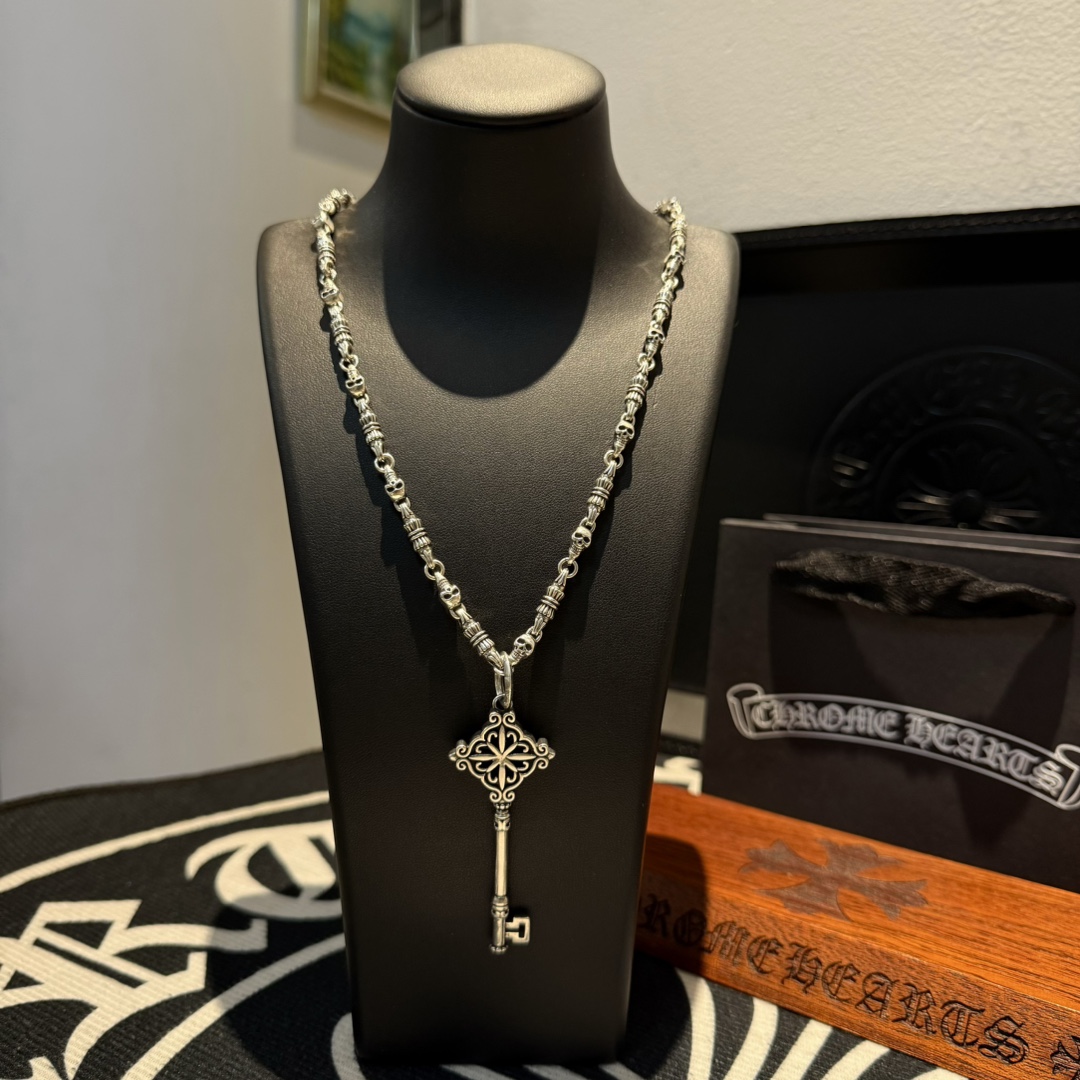 NO:108811,New [Counter Quality] Chrome Hearts Cross Flower Ball Skull Necklace Key Pendant Kuaishou/ins/Little Red Book Popularity The pattern design styles with different concave and convex shapes present uniqueness Cross Scout flowers are Croxin's ambitions, so they last longer. Genuine version of Chrome Hearts Croxin, differentiated from the market, benchmarked on the quality of the version, looked at the details of the letter printing, retro, old gray oxygen level. Seiko version!  !  !  Pure handmade ~ Authentic model opening must-have fashion and fashion, both men and women can wear it, same style for couples, original official website, rock punk style silver style, retro elements, trendy and versatile!  , jewelry boutique, chrome hearts, chrome hearts, necklace19860909新款【专柜品质】Chrome Hearts克罗心十字花球骷髅头项链 钥匙吊坠 快手/ins/小红书热门 凹凸造型不同的花纹设计风格 呈现出与众不同 十字架 童军花是克罗心的志 所以更经久不衰 正品打版Chrome Hearts克罗心 区别市场普通轻版 对版对标品质 看字印细节 复古做旧灰氧程度.精工版本！！！ 纯手工打造 ～正品开模潮流时尚必备 男女均可佩戴 情侣同款 官网原版 摇滚朋克泰银风格 复古元素 潮流百搭！,饰品精品,chrome hearts,chrome hearts,necklace,Jewelry