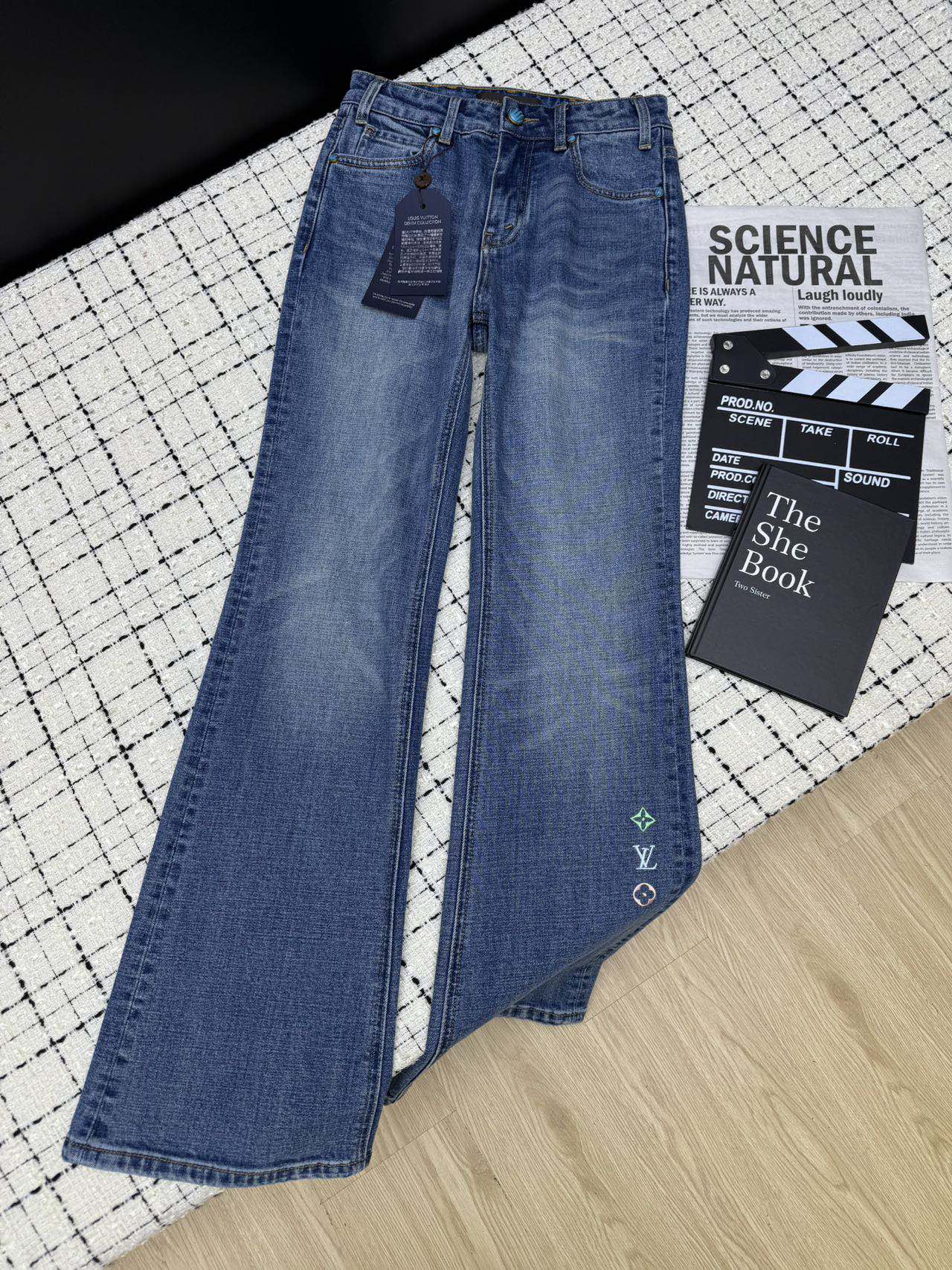 NO:328423,Louis Vuitto*25 new style, slack and slim colored embroidered logo, jeans, spring and summer really need this simple pants to match, full of freshness, breaking the dullness of the matching, thin fabric, wearable all year round, slightly flare-shaped upper body, showing long legs in one second, visually pulling to the longest color, one color 26-27-28-29-30.,,louis vuitton,jeans,alexander wang19860909Louis Vuitto*25新款 松弛的显瘦 彩色刺绣logo微喇牛仔裤 春夏真的很需要这种简洁的裤子来搭配 满是清新感 打破搭配的沉闷 面料偏薄 一年四季可穿 微喇的版型上身绝了 一秒显腿长 视觉感上拉到最长 一色26-27-28-29-30.,,louis vuitton,jeans,alexander wang,Women's clothing