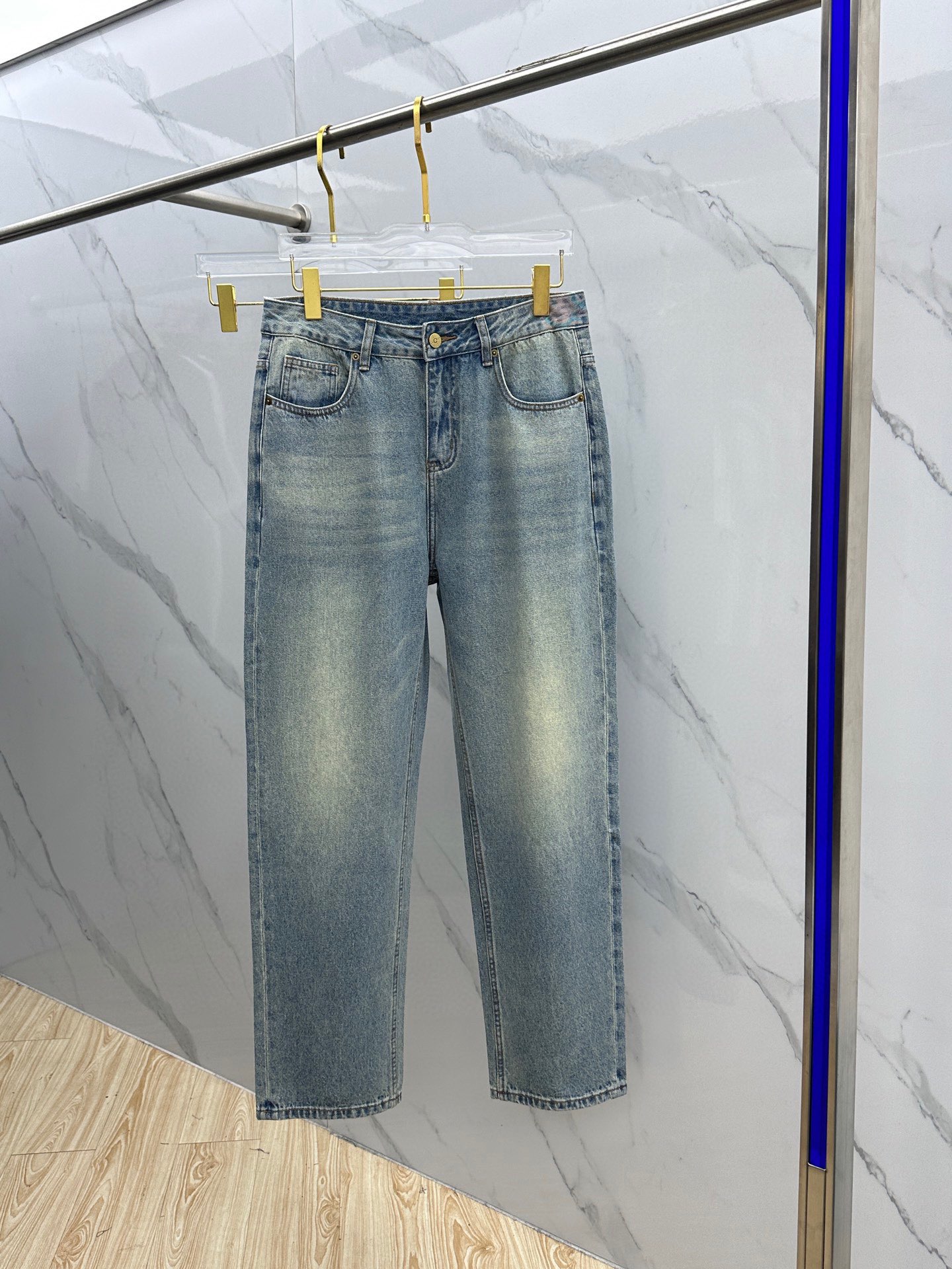 NO:140511,Old high-end customization, the latest wide-leg straight-leg jeans in early spring 2025, are sold simultaneously at the counter, imported color fixing fabric, original custom reproduction, customer-supplied hardware and auxiliary materials, original quality, heavy industry washing, fine workmanship and excellent upper body!  Preferred items must be kept by yourself Recommended index Number of codes 30-38 None 35.37, jeans,alexander wang19860909古高端定制、2025早春最新款阔腿直筒牛仔裤 柜台同步发售 进口固色面料 原版定制复刻 客供五金辅料 原单品质 重工洗水 做工走线精细 上身绝佳！优选单品 必须自留 推荐指数 码数30-38无35.37,,jeans,alexander wang,Men's clothing