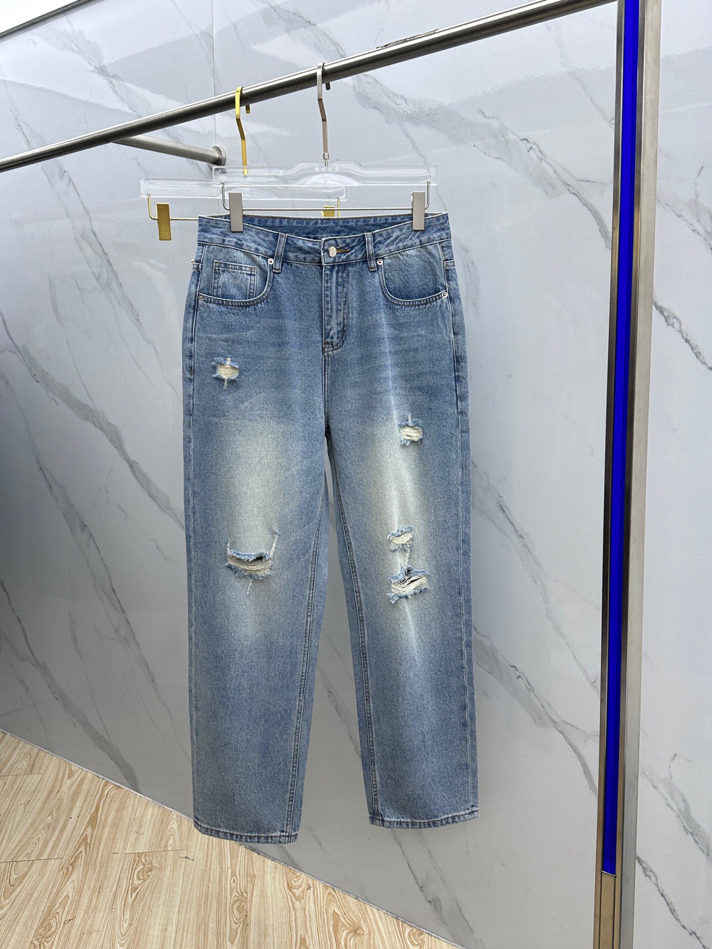 NO:140515,Mongolia's high-end customization, the latest wide-leg straight-leg jeans in early spring 2025, are sold simultaneously at the counter, imported color fixing fabric, original custom reproduction, customer-supplied hardware and auxiliary materials, original quality, heavy industry washing, fine workmanship and excellent upper body!  Preferred items must be kept by yourself Recommended index Number of codes 30-38 None 35.37, jeans,alexander wang19860909蒙高端定制、2025早春最新款阔腿直筒牛仔裤 柜台同步发售 进口固色面料 原版定制复刻 客供五金辅料 原单品质 重工洗水 做工走线精细 上身绝佳！优选单品 必须自留 推荐指数 码数30-38无35.37,,jeans,alexander wang,Men's clothing