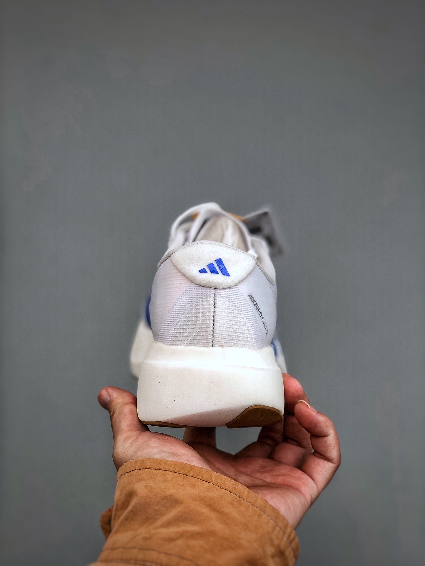💰200pADIDAS ADIZERO EVO SL 运动舒适防滑耐磨 低帮跑步鞋 阿迪达斯革新力作!「破纪录轻跑鞋」adiZero Adios Pro EVO 极致轻盈的Lightweight Upper设计,带来近乎裸足的舒适体验。中底采用尖端科技,Lightstrike Pro材料经过精细调校,实现卓越缓震与轻量化的完美结合。#科技与时尚的融合 #阿迪达斯adidas #宝藏鞋子阿迪达斯 #今天只晒鞋 #潮鞋新品体验官 #那些年,那些鞋 #入秋换季先换鞋。货号:JS4454 尺码:36 36⅔ 37⅓ 38 38⅔ 39⅓ 40 40⅔ 41⅓ 42 42⅔ 43⅓ 44 45