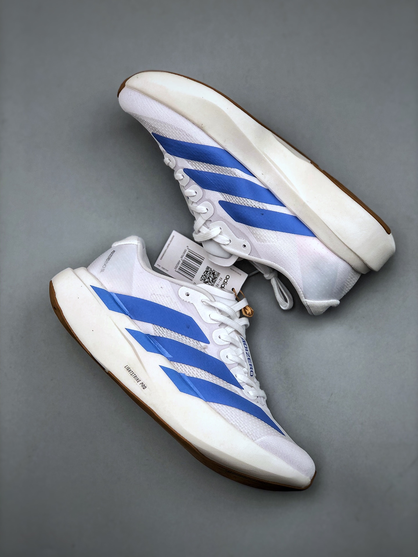 💰200pADIDAS ADIZERO EVO SL 运动舒适防滑耐磨 低帮跑步鞋 阿迪达斯革新力作!「破纪录轻跑鞋」adiZero Adios Pro EVO 极致轻盈的Lightweight Upper设计,带来近乎裸足的舒适体验。中底采用尖端科技,Lightstrike Pro材料经过精细调校,实现卓越缓震与轻量化的完美结合。#科技与时尚的融合 #阿迪达斯adidas #宝藏鞋子阿迪达斯 #今天只晒鞋 #潮鞋新品体验官 #那些年,那些鞋 #入秋换季先换鞋。货号:JS4454 尺码:36 36⅔ 37⅓ 38 38⅔ 39⅓ 40 40⅔ 41⅓ 42 42⅔ 43⅓ 44 45