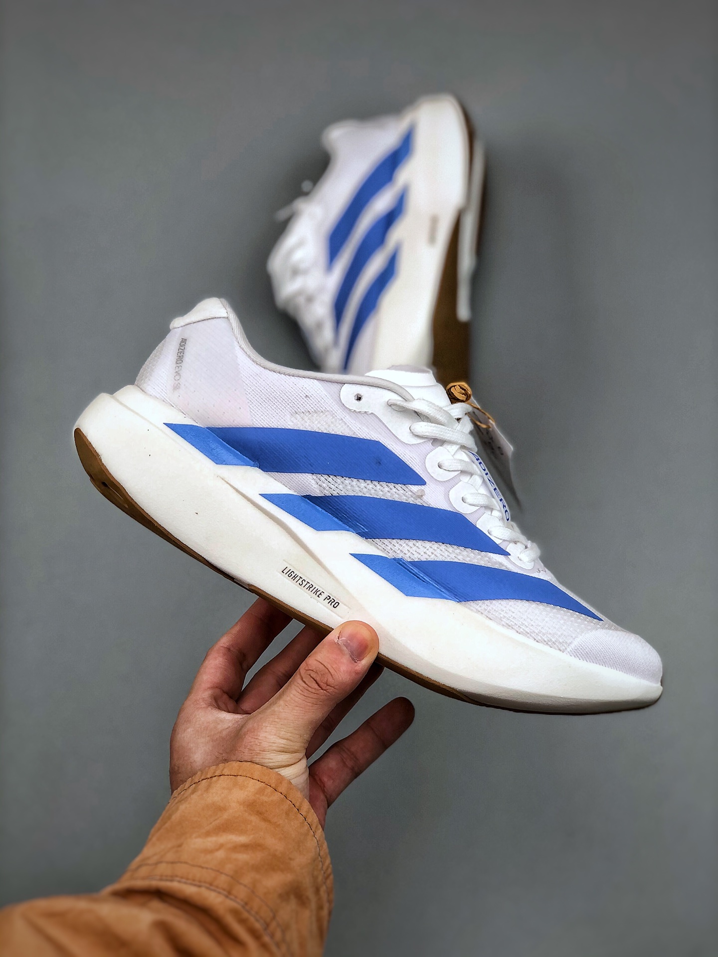 💰200pADIDAS ADIZERO EVO SL 运动舒适防滑耐磨 低帮跑步鞋 阿迪达斯革新力作!「破纪录轻跑鞋」adiZero Adios Pro EVO 极致轻盈的Lightweight Upper设计,带来近乎裸足的舒适体验。中底采用尖端科技,Lightstrike Pro材料经过精细调校,实现卓越缓震与轻量化的完美结合。#科技与时尚的融合 #阿迪达斯adidas #宝藏鞋子阿迪达斯 #今天只晒鞋 #潮鞋新品体验官 #那些年,那些鞋 #入秋换季先换鞋。货号:JS4454 尺码:36 36⅔ 37⅓ 38 38⅔ 39⅓ 40 40⅔ 41⅓ 42 42⅔ 43⅓ 44 45