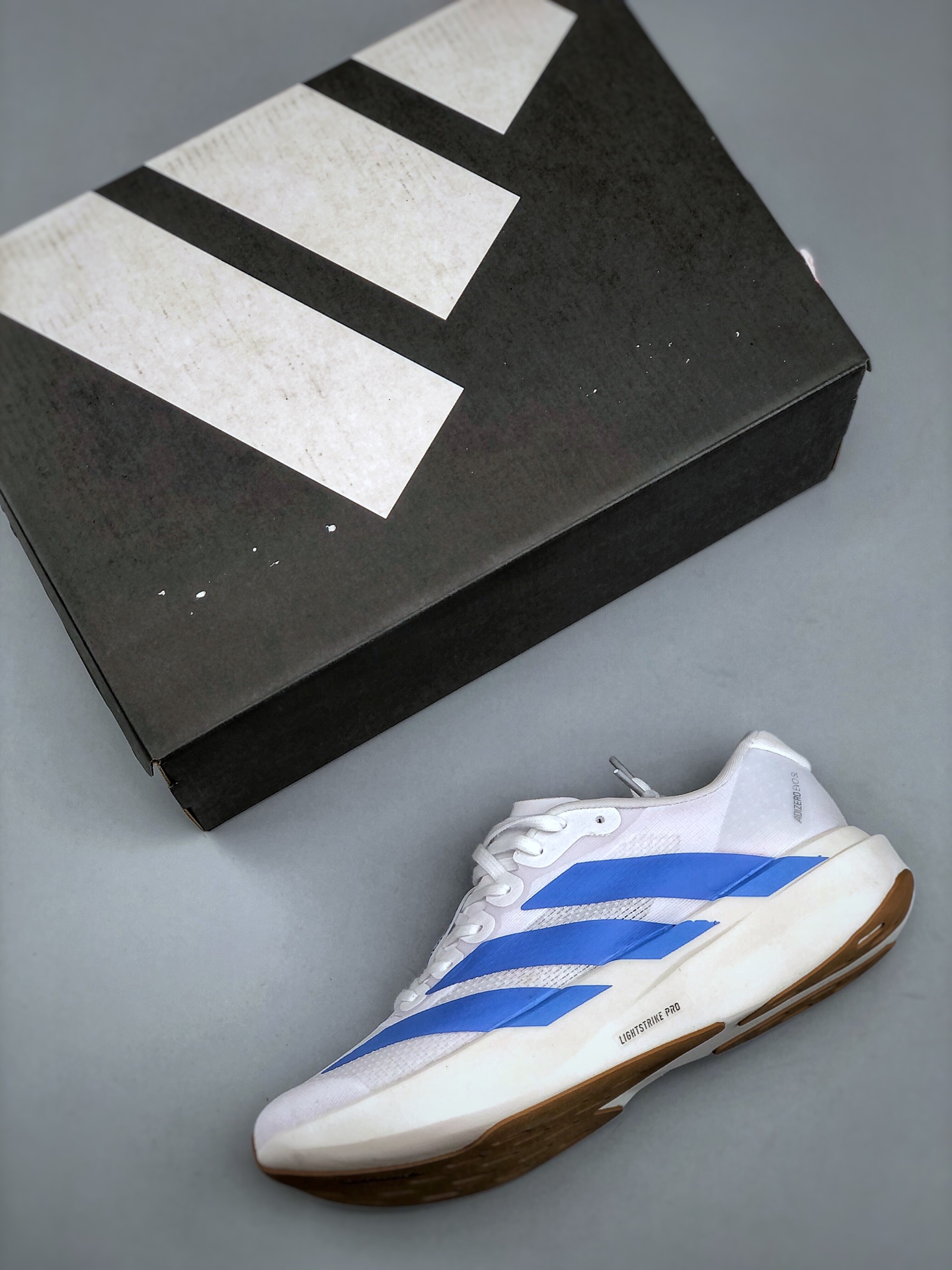 💰200pADIDAS ADIZERO EVO SL 运动舒适防滑耐磨 低帮跑步鞋 阿迪达斯革新力作!「破纪录轻跑鞋」adiZero Adios Pro EVO 极致轻盈的Lightweight Upper设计,带来近乎裸足的舒适体验。中底采用尖端科技,Lightstrike Pro材料经过精细调校,实现卓越缓震与轻量化的完美结合。#科技与时尚的融合 #阿迪达斯adidas #宝藏鞋子阿迪达斯 #今天只晒鞋 #潮鞋新品体验官 #那些年,那些鞋 #入秋换季先换鞋。货号:JS4454 尺码:36 36⅔ 37⅓ 38 38⅔ 39⅓ 40 40⅔ 41⅓ 42 42⅔ 43⅓ 44 45