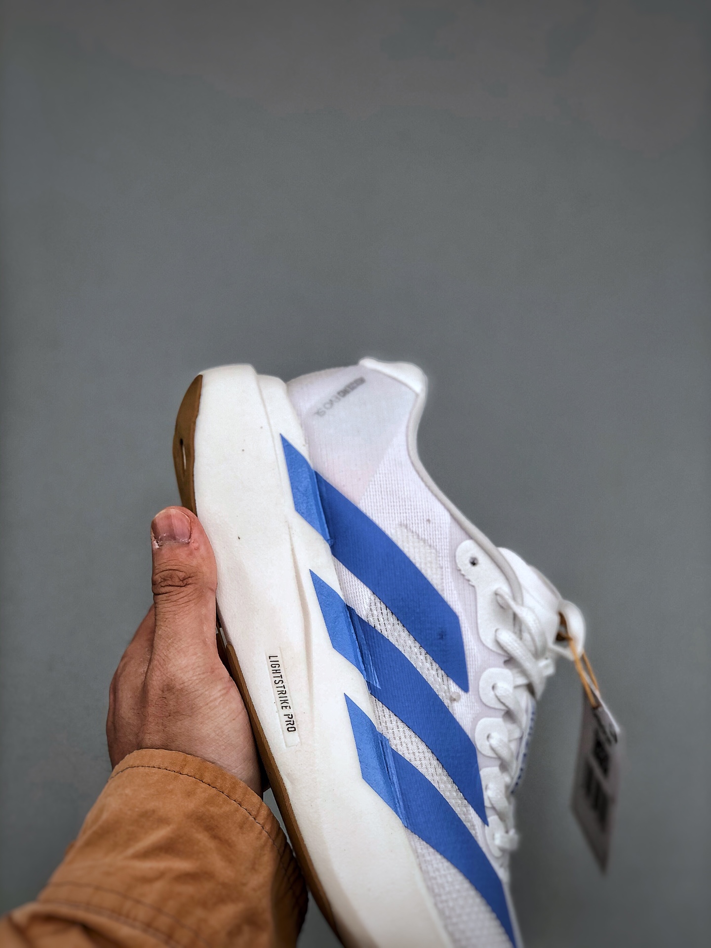 💰200pADIDAS ADIZERO EVO SL 运动舒适防滑耐磨 低帮跑步鞋 阿迪达斯革新力作!「破纪录轻跑鞋」adiZero Adios Pro EVO 极致轻盈的Lightweight Upper设计,带来近乎裸足的舒适体验。中底采用尖端科技,Lightstrike Pro材料经过精细调校,实现卓越缓震与轻量化的完美结合。#科技与时尚的融合 #阿迪达斯adidas #宝藏鞋子阿迪达斯 #今天只晒鞋 #潮鞋新品体验官 #那些年,那些鞋 #入秋换季先换鞋。货号:JS4454 尺码:36 36⅔ 37⅓ 38 38⅔ 39⅓ 40 40⅔ 41⅓ 42 42⅔ 43⅓ 44 45