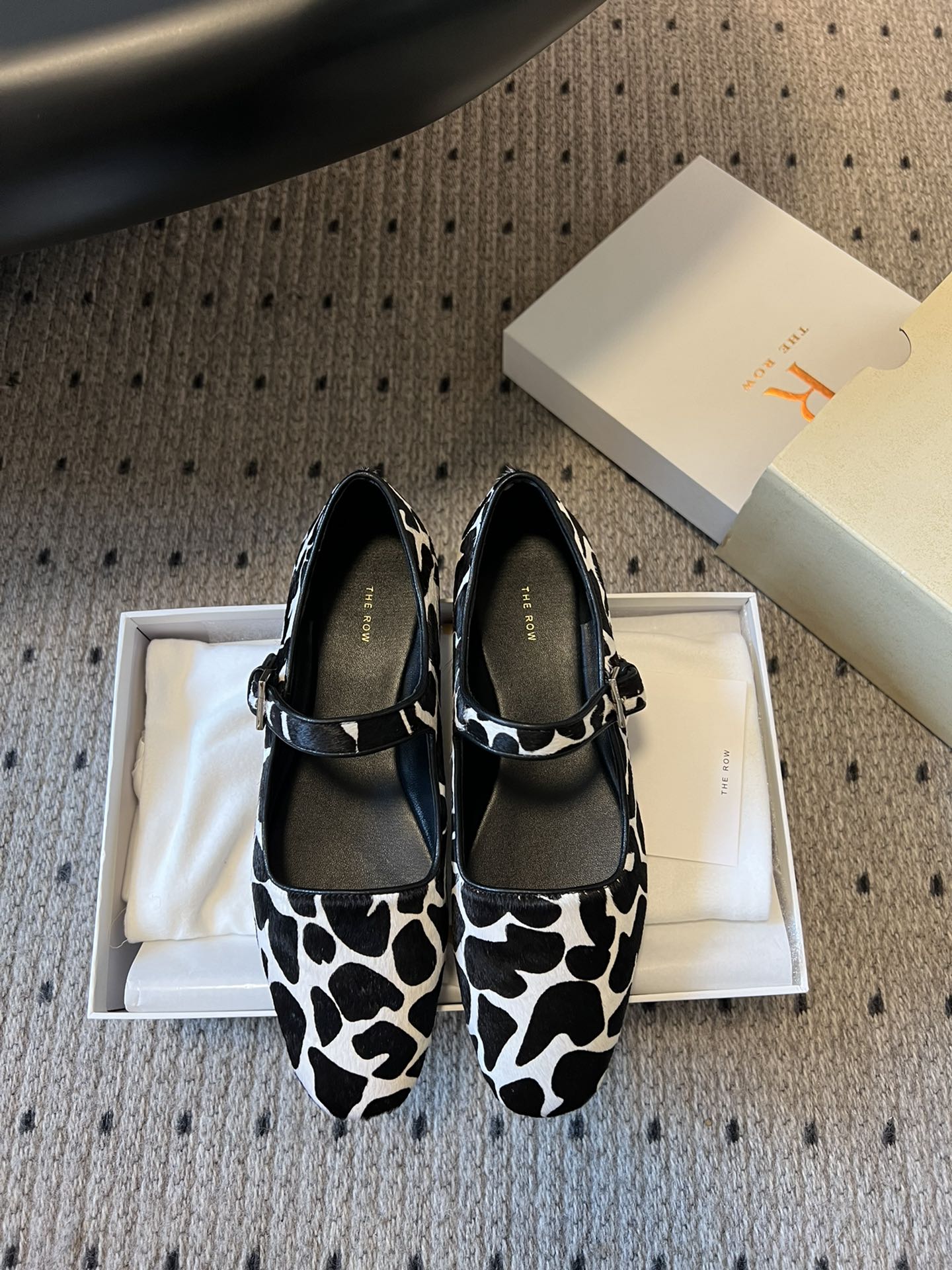 NO:256900,Purchase grade, high quality, Dongguan production, The Row Flat-soled Mary Jane Ballet Shoes, an extremely low-key and very high-end brand, never needs to use exaggerated logos to show itself. Only the simplest lines and the most advanced materials are to tell everyone's uniqueness. There is always a magic that gives women independence and confidence temperament. This is the row. Today, this Mary Jane directly closes her eyes and has a very soft sole. The bun shoes are particularly comfortable and easy to wear. This single shoe is versatile all year round, and it looks very beautiful with socks in autumn and winter, full of girlishness!  Fat and thin feet can be worn without picking on the feet Fabric: imported horsehair Inner: imported grain mixed sheepskin soft, comfortable and delicate Outsole: imported Italian cowhide sole shot out of the forefoot tpu, advanced and non-slip Size: 35 36 37 38 39 40 (40.41.42 Customized non-return and exchange, ballet shoes Mary Jane, mary jane, cowhide, sheepskin, socks19860909代购级 莞产高品质 The Row平底玛丽珍芭蕾单鞋 一个极其低调且又非常高级的品牌,从来不需要用浮夸的logo来彰显自己,只有最简约的线条和最高级的材质 来告诉大家独特之处,永远都有种赋予女性独立而自信气质的魔力这就是the row,今天这款玛丽珍直接闭眼入它鞋底非常柔软,包子鞋特别舒适好穿,这种单鞋一年四季都百搭,秋冬搭配袜子都很好看,少女感满满！胖瘦脚型都可以穿不挑脚 面料:进口马毛 内里:进口粒面混种羊皮柔软舒适细腻  大底:进口意大利牛皮底前掌tpu射出 高级又防滑 码数:35 36 37 38 39 40（40.41.42定制不退换,芭蕾舞鞋玛丽珍,mary jane,cowhide,sheepskin,socks,Women's Shoes