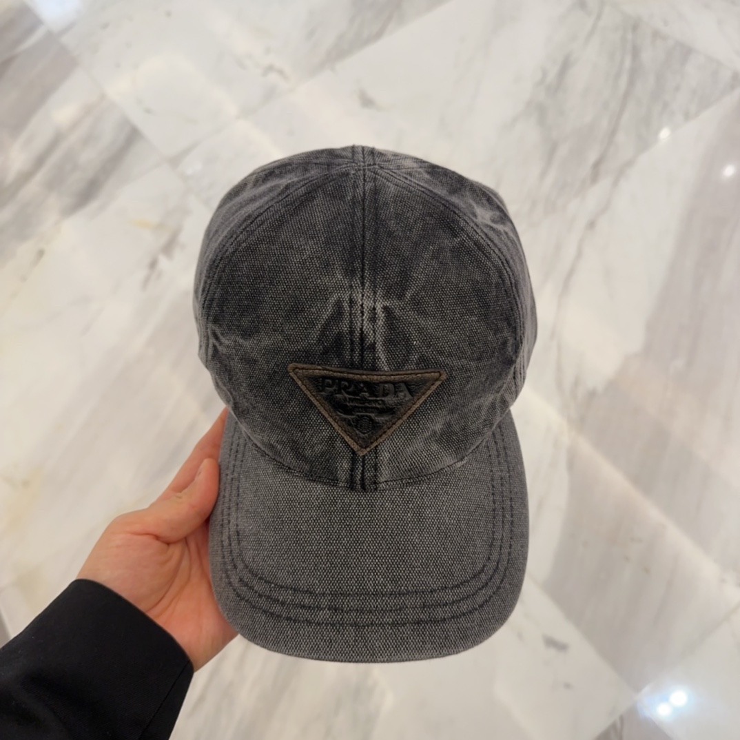 NO:227272,Prada embroidered alphabet baseball cap has a strong sense of design, refreshing, very good head shape, can modify various head shapes, powerful versatile hat, straw hat, fisherman hat, baseball cap, hat, prada, espadrilles, hats19860909普拉达刺绣字母棒球帽 设计感超强,让人耳目一新 头型非常好,可以修饰各种头型,实力百搭款帽子草帽渔夫帽棒球帽,帽子,prada,espadrilles,hats,hat