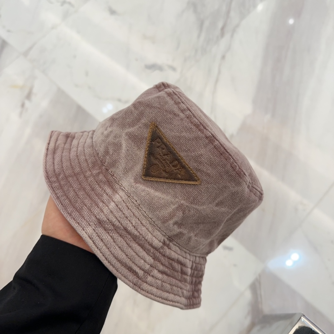 NO:227278,Prada embroidered alphabet fisherman hat with a strong sense of design, refreshing, very good head shape, can modify various head shapes, powerful versatile hat, straw hat, fisherman hat, baseball hat, hat, prada, espadrilles, hats19860909普拉达刺绣字母渔夫帽 设计感超强,让人耳目一新 头型非常好,可以修饰各种头型,实力百搭款帽子草帽渔夫帽棒球帽,帽子,prada,espadrilles,hats,hat