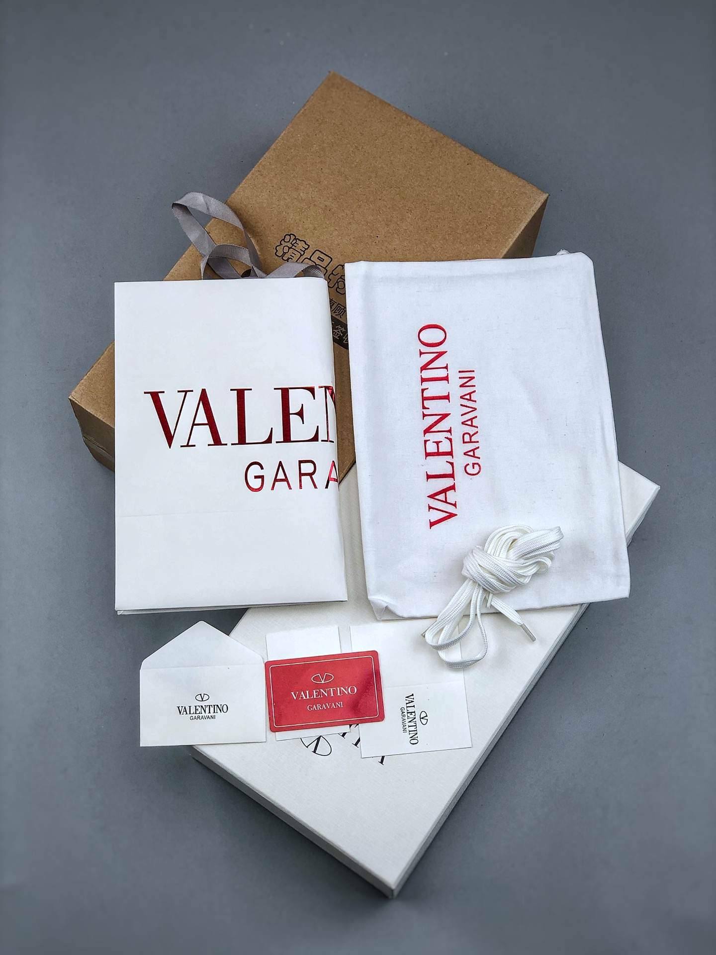 420  Valentino 华伦天奴休闲铆钉小白鞋2024最新款时尚运动板鞋