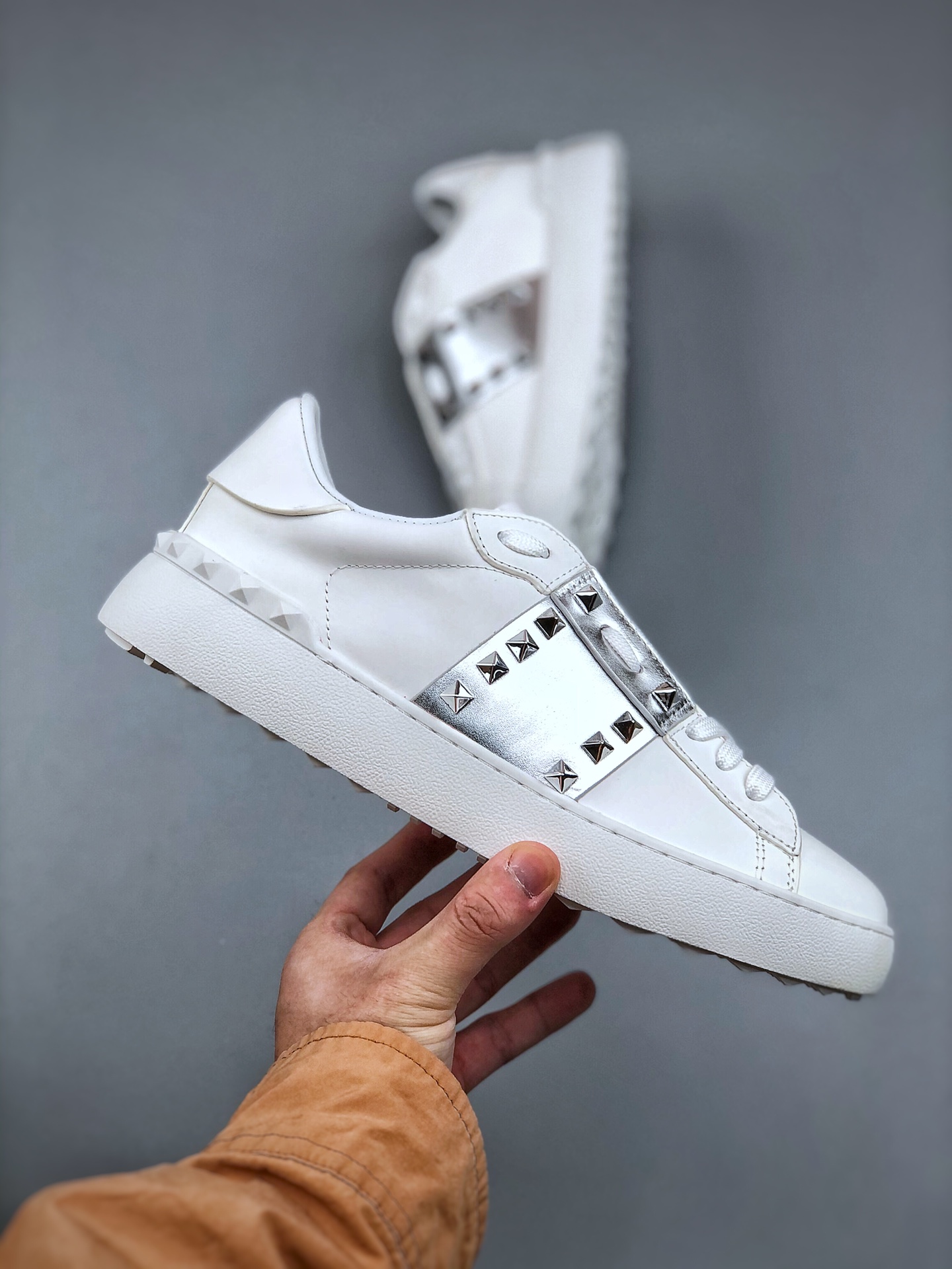420  Valentino 华伦天奴休闲铆钉小白鞋2024最新款时尚运动板鞋