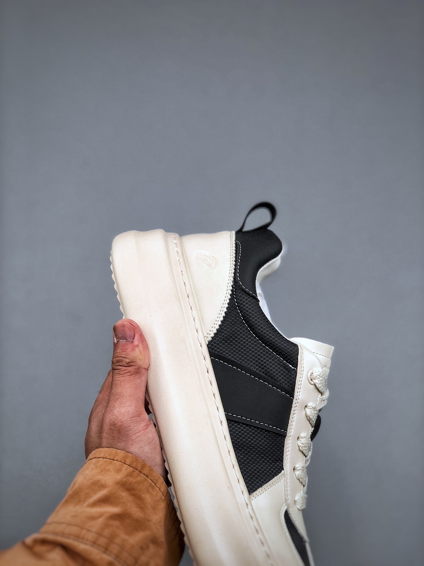 280   ECCO爱步男款休闲鞋 25年新品舒适耐磨平底板鞋