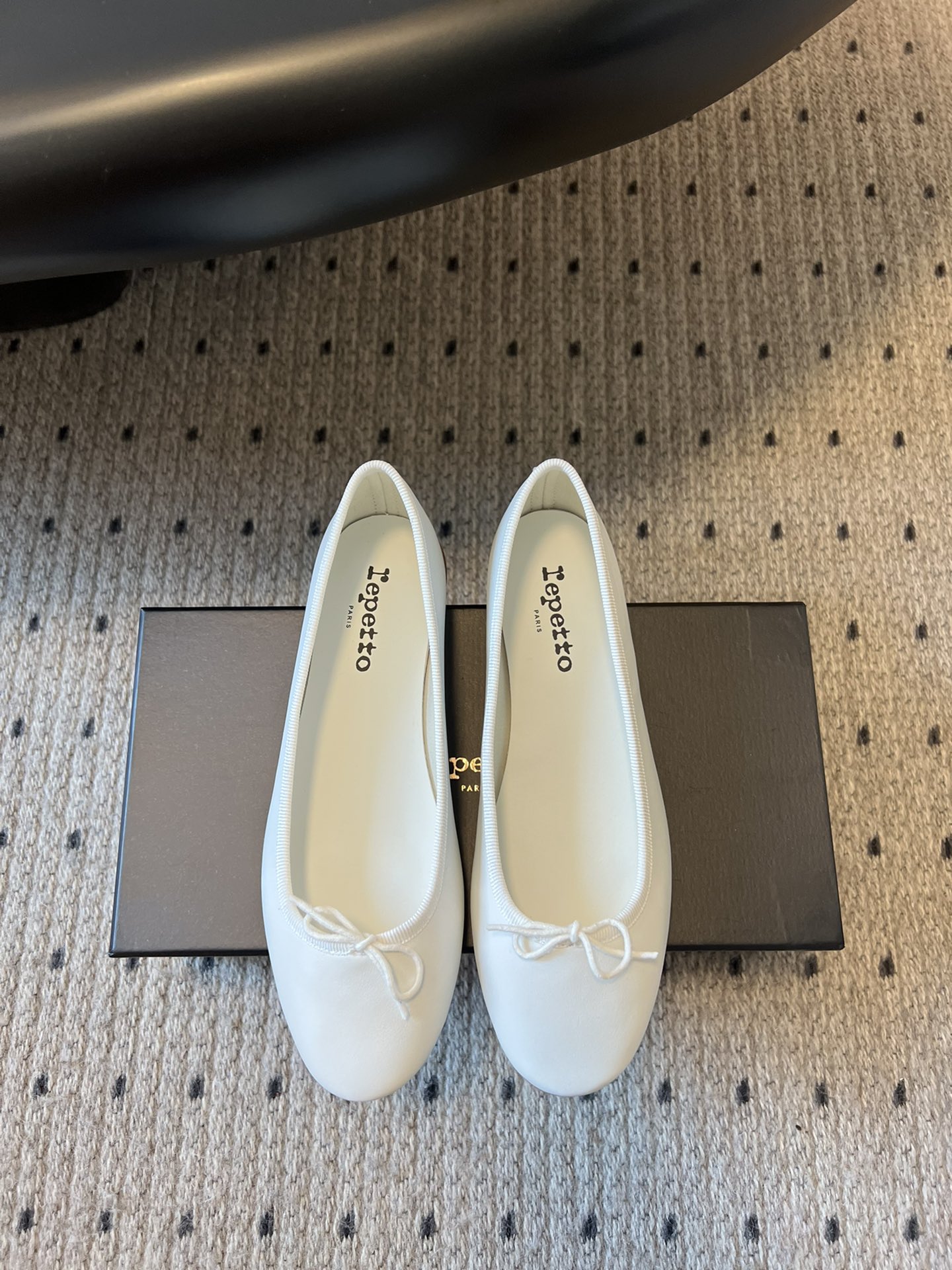 NO:418660,Top version repetto 25ss spring and summer new style round-head sheepskin bow Mary Jane single shoes. Here is a niche brand that focuses on making beautiful shoes!  Pure and delicate leather reflects a stream of light!  The bow is decorated with fine nodes, outlining elegant and beautiful, ultimate elegance and ultimate beauty!  Sheepskin inner foot pads!  Soft fit, short heels are more suitable for daily wear!  Material patent leather Neli Sheepli Outsole Imported Italian genuine leather sole Shoe size 35-39/40 Customized and not replaced, single shoes, mary jane, sheepskin, Leather soles19860909顶级版本 repetto 25ss春夏新款 圆头羊皮蝴蝶结玛丽珍单鞋 专注做美鞋的小众品牌来喽！纯粹细腻的皮料,折射出流光溢彩的光芒！蝴蝶结细节点缀,勾勒出优雅得体的大方美丽,极致的优雅,极致的美丽！羊皮内里垫脚！柔软贴合,矮跟更适合日常穿搭！ 材质漆皮 内里羊里 大底意大利进口真皮大底 鞋码35-39/40定制不替换,单鞋,mary jane,sheepskin,Leather soles,Women's Shoes