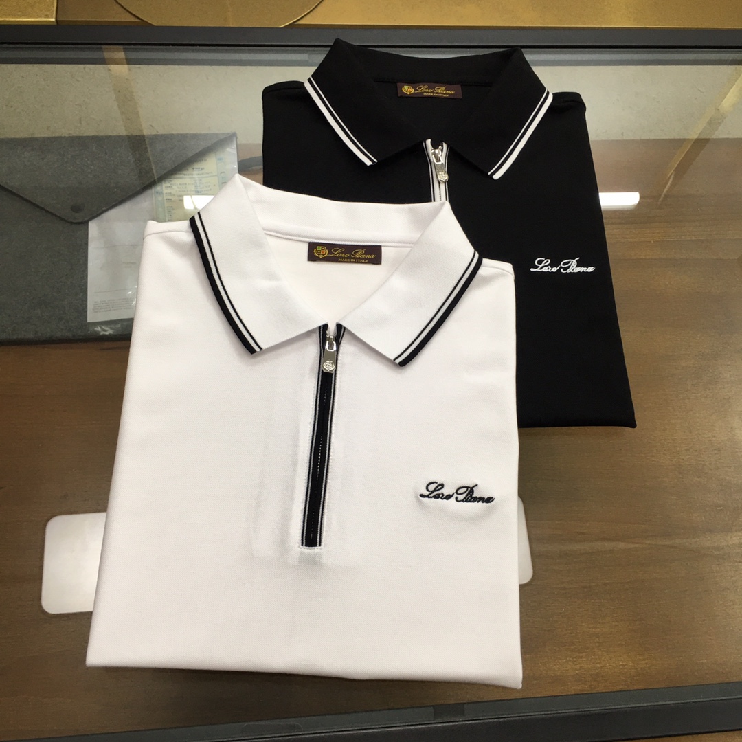 NO:466891,[New Product POLO] 'LP...' 2025 Spring and Summer Counter Fashion Short-sleeved Mercerized Bead Furniture Polo POLO shirt!  Fabric selection is high-end imported garment custom-woven bead floor fabric, old-fashioned workshop garment process is fixed and dyed, extremely luxurious and special materials, all of which are superior in fabric attributes, merceration process, the fabric has extremely high gloss, delicate and natural mesh structure, perfect comfort and breathability, the touch experience is self-evident, luxurious and ultimate enjoyment!  The detailed buttons of the auxiliary materials are natural deep-sea shell buttons. Each piece has a unique pattern and a very good luster. Design points. The overall design style of this item continues the brand's tone. The classic brand logo on the chest is perfectly reshaped and interpreted. It is perfectly presented with the exquisite three-dimensional embossing process, which is cleverly echoed with the classic pattern letter logo elements, combined with the collar and cuffs. It has a strong visual sense, full of youthfulness and vitality, which enhances the sense of fashion, makes the shape more advanced and fashionable, and shows a very distinct fashion proposition!  The details are all high-end, with two buttons and closure plackets, exquisite shell button embellishments, and a small lapel design, which is age-reducing and fashionable, full of vitality and easy to highlight the temperament. The upper body effect is capable and neat, and it has both shapes. It is versatile and practical. It is a POLO shirt with excellent wearability!  Color: White and black!  Size M-3XLM size shoulder width 43 bust 98 sleeve length 20 clothing length 68, loro piana, T-shirt, alexander wang19860909【新品POLO】 《LP...》 2025春夏专柜时装款短袖丝光珠地棉马球POLO衫！ 面料甄选高级进口成衣定织珠地面料,老牌工坊成衣工序定织定染,极为奢华特殊的材质,面料属性皆为上乘,丝光工艺处理,面料光泽度极高,网眼结构细腻自然,舒适性与透气性完美兼备,触感体验不言而喻,奢华极致享受！ 辅料细节纽扣为天然深海贝壳扣,每粒都有着独一无二的纹路,光泽感极好. 设计点该款单品整体的设计风格延续了品牌的基调,胸前经典品牌标识得到完美重塑演绎,以精致的立体压花工艺完美呈现,与经典图案字母logo元素,结合领部与袖口皆巧妙形成呼应,视觉感极强,充满年轻态且活力感,提升了时尚感,让造型变得更具高级和时髦,展现出极具鲜明时尚主张！ 细节之处尽显高级,两扣开合门襟,精致贝壳扣点缀,搭配小翻领设计,减龄又时髦,充满活力且极易凸显出气质感,上身效果干练利落,型格兼具,百搭实穿性极好的一款POLO衫！ 颜色:白色 黑色两色！ 尺码M-3XLM码 肩宽43 胸围98 袖长20 衣长68,,loro piana,T-shirt,alexander wang,Men's clothing