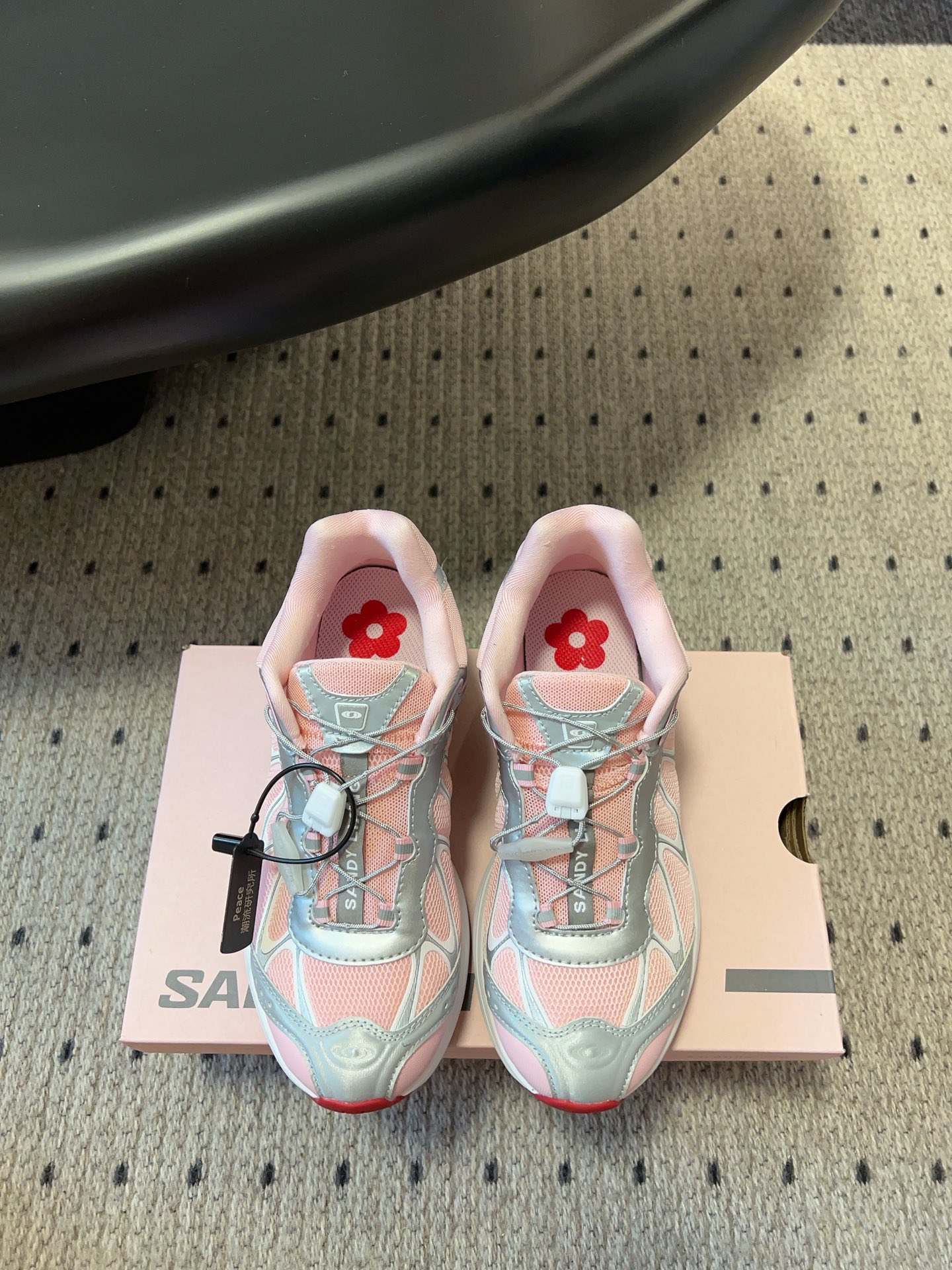 NO:388684,Top version SALOMON XT WHISPER Salomon Outdoor Casual Sports Shoes Original Purchase and Development Production New interpretation focuses on its aerodynamic appearance, the iconic white and cream color bring urban style. The other pair is made of pure black to highlight the textured details. The iconic sneakers are refined into a new urban classic to bring a quiet atmosphere to SALOMON Fabric: original imported cowhide + breathable mesh Inner original imported breathable mesh Sole original open mold anti-slip rubber outsole Sole 4CM thick Sole Size: Women's 35-40 (40 custom made without return) (men's development), dad shoes, sneakers, cowhide19860909顶级版本 SALOMON XT WHISPER 萨洛蒙户外 休闲 运动鞋 原版购入开发 做货 全新演绎的专注于其空气动力学的外观上,标志性白色与奶油色带来都市风格. 另一双则以纯粹的黑色打造,突出富质感的细节,标志性运动鞋被提炼为新的都市经典 为 SALOMON带来静谧气息 面料:原版进口牛皮+透气网面 内里原版进口透气网里 鞋底原版开模防滑橡胶大底 底厚4CM Size:女款35-40（40订做不退换）（男款开发中）,老爹鞋,sneakers,cowhide,Women's Shoes