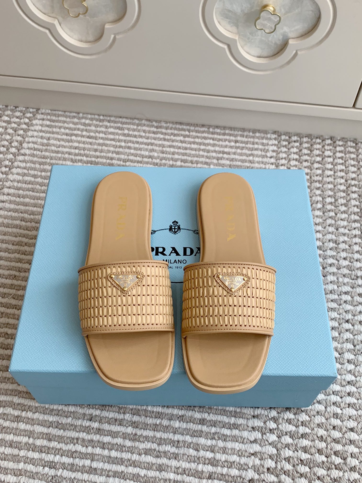 NO:251388,Prada Prada Triangle Flat-soled Slippers Top quality This flat shoes are woven with Filament, classic details, showing exquisite and timeless style Material and craftsmanship The upper is original customized Filament cowhide / full sheepskin footbed genuine leather outsole size35-39 (customized for 40/41 without return or exchange), slippers, prada, prada, flats, slippers, espadrilles, cowhide, sheepskin, Leather soles19860909批 Prada普拉达三角标平底编织拖鞋 顶级品质 这款平底鞋以菲拉草编织,细节经典,彰显精致隽永格调 材质与工艺 鞋面原版定制菲拉草拼牛皮/ 全羊皮垫脚 真皮大底 size35-39（40/41定做不退换）,拖鞋,prada,prada,flats,slippers,espadrilles,cowhide,sheepskin,Leather soles,Women's Shoes