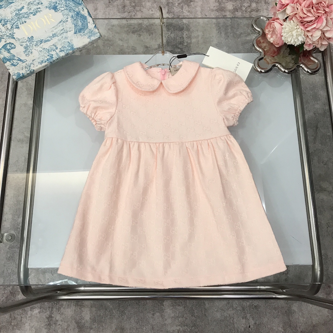 NO:211714,[Spot delivery] GUCC* Doll collar soft and delicate denim dress, pink and tender ~ exquisite style, double GG printed elements on the front, elastic and pleated design on the cuffs, playful and cute~ washing denim fabric, soft and comfortable, skin-friendly and not tied, excellent upper body effect, a must-have artifact for the princess~ size size--120-130-140-150 [CM] Counter packaging 70, clothes, gucci, skirts,19860909【现货发】  GUCC* 娃娃领柔软细腻牛仔连衣裙 粉嫩粉嫩系～精致款 前面双GG印花元素 袖口松紧百褶设计 尽显俏皮可爱～水洗牛仔面料 柔顺舒适 亲肤不扎 上身效果极好 公主的必备神器～  size尺码--120-130-140-150【CM】 专柜包装70,衣服,gucci,skirts,,Children's