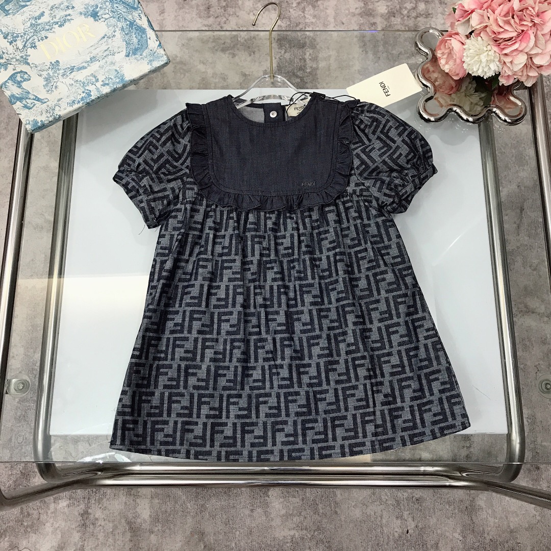 NO:211641,[Spot delivery] FEND* Doll collar soft and delicate denim dress exquisite style Double FFlogo splicing elements on the chest, pleated edges, full of playful and cute~ washing denim fabric, soft and comfortable, skin-friendly and not tied, excellent upper body effect, a must-have artifact for princess~ size size--120-130-140-150 [CM] Counter packaging 70, clothes, fendi, skirts,19860909【现货发】  FEND* 娃娃领柔软细腻牛仔连衣裙 精致款 胸前双FFlogo拼接元素 百褶包边 尽显俏皮可爱～水洗牛仔面料 柔顺舒适 亲肤不扎 上身效果极好 公主的必备神器～  size尺码--120-130-140-150【CM】 专柜包装70,衣服,fendi,skirts,,Children's