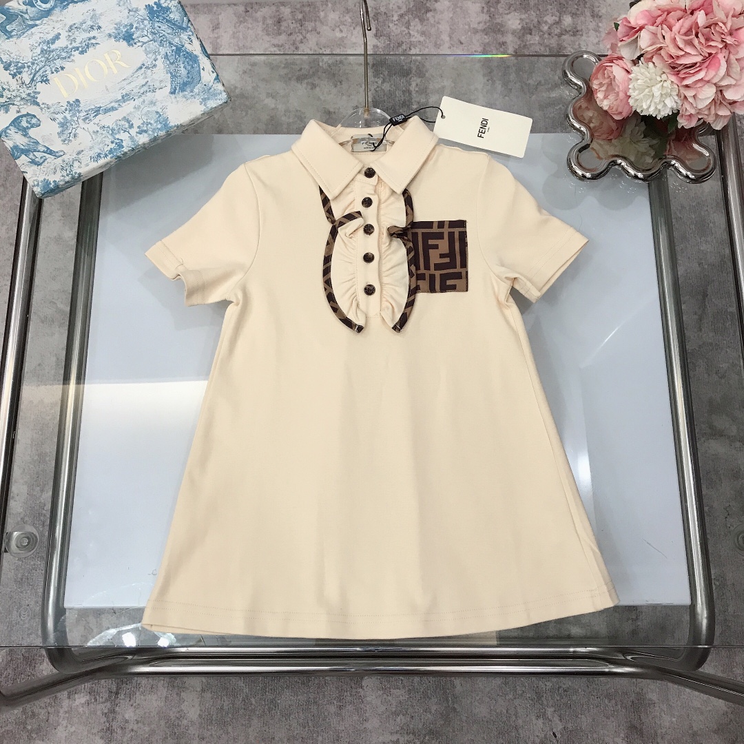NO:211633,【Spot delivery】 FEND* small lapel Polo skirt with lotus petals presbyterian logo edge design with classic double FF pockets, super vertical feel, made of imported high-end custom-made with elastic pure cotton bead floor cotton fabric, high-end fashionable style, very good upper body effect, color apricot color Size--120-130-140-150 [CM] Requires counter packaging, clothes, fendi, skirts,19860909【现货发】  FEND*小翻领Polo裙胸前荷花瓣老花logo包边设计搭配经典双FF口袋 垂直感超好 采用进口高端定制定制附有弹性纯棉珠地棉面料裁制 高级时髦款 上身效果非常好 颜色杏色 尺码--120-130-140-150【CM】 需要专柜包装元,衣服,fendi,skirts,,Children's