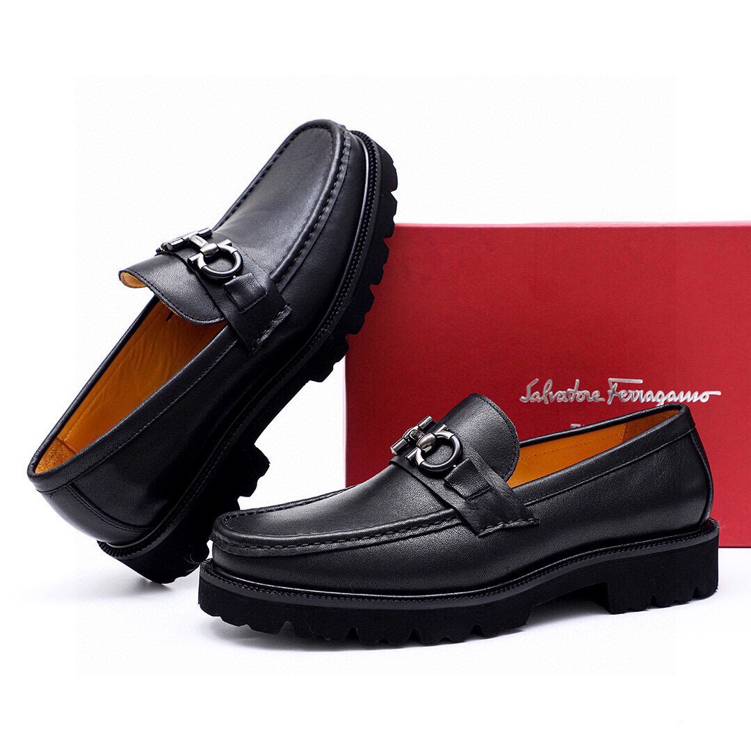 Ferragamo Men's Black Leather Loafers with Iconic Buckle Details 4 i1743226964 8860 2