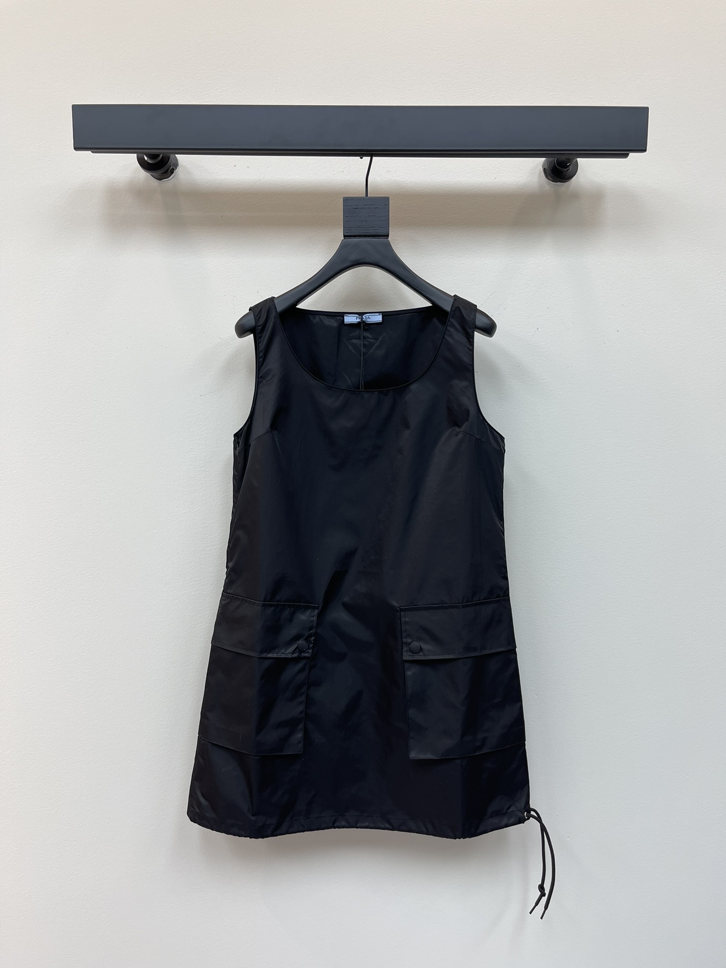 NO:794260,Prad*26 new spring and summer new inverted triangle logo solid color sleeveless vest dress丨exclusively developed by yb!  High quality production!  Made of customized lightweight nylon fabric, it feels delicate, comfortable to wear and has a drapey feel. The cool-toned premium black is very easy to match!  Customized logo hardware, exquisite workmanship inside and out, looks great when worn alone or layered with T-shirts or shirts!  SML A,,prada,skirts,tees,t-shirt,19860909Prad*26春夏新款倒三角徽标纯色无袖背心裙丨独家yb开发！高版出品！采用定制的轻盈尼龙面料,手感细腻,穿着舒适也有垂坠感,冷色调高级黑非常好搭配！定制的logo五金,里外做工精致,单穿或者叠搭T恤、衬衣都好看！SML A,,prada,skirts,tees，t-shirt,,Women's clothing