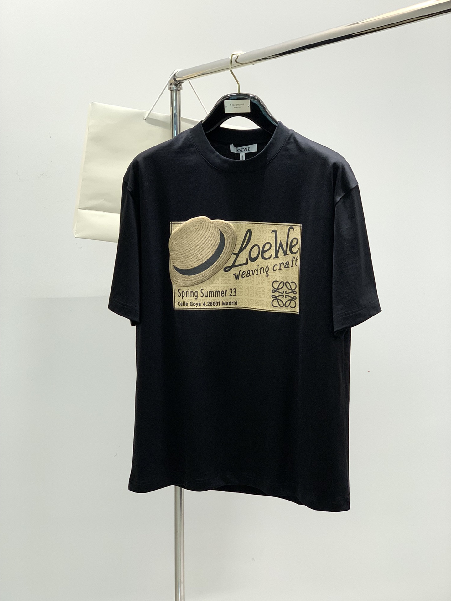 NO:141005,,Loewe, the latest summer model, available at the counter at the same time, original single ruthless product, fashionable and casual round neck short-sleeved T-shirt, very distinctive on the upper body!  Eye-catching and highlighted, imported original fabric, top-level printing craft letter pattern decorative logo, simple but not lacking in fashion, classic and atmospheric, comfortable and breathable, handsome and stylish on the upper body, 2 colors recommended, code number M-3Xl,,loewe,loewe,T-shirt,tees,t-shirt,alexander wang19860909,Loewe 罗意威,夏季最新款,专柜同步有售,原单狠货,时尚休闲圆领短袖T恤,上身很有特点！吸睛而有亮点,进口原版面料,顶级印花工艺字母图案装饰Logo,简单而不失时尚,经典大气,舒适透气,上身帅气有型,2色推荐,码数M-3Xl,,loewe,loewe,T-shirt,tees，t-shirt,alexander wang,Men's clothing