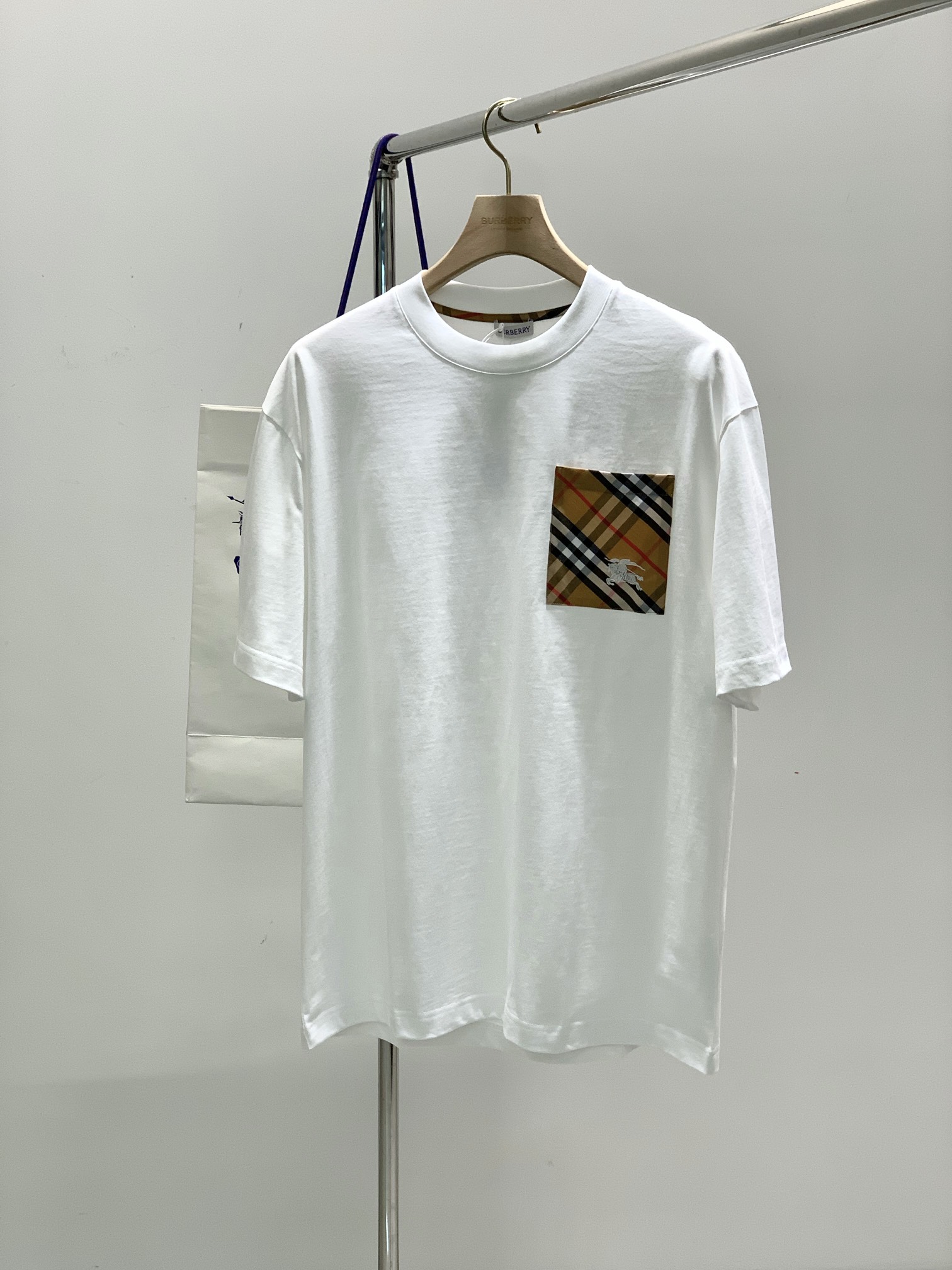 NO:154348,,Burberry Burberry, the latest summer products in 2025, available at the counter at the same time, original singles, fashionable and casual round neck short-sleeved T-shirt, imported original fabric, comfortable and breathable upper body, top-grade embroidery craft letter pattern decoration logo, extremely high grade, comfortable and versatile, handsome upper body, 2 colors recommendation, code number M-3XL, burberry, burberry, T-shirt, tees, t-shirt, alexander wang19860909,Burberry 巴宝莉,2025夏季最新品,专柜同步有售,原单狠货,时尚休闲圆领短袖T恤,进口原版面料,上身舒适透气,顶级刺绣工艺字母图案装饰logo,档次极高,舒适百搭,上身帅气十足,2色推荐,码数M-3XL,,burberry,burberry,T-shirt,tees，t-shirt,alexander wang,Men's clothing