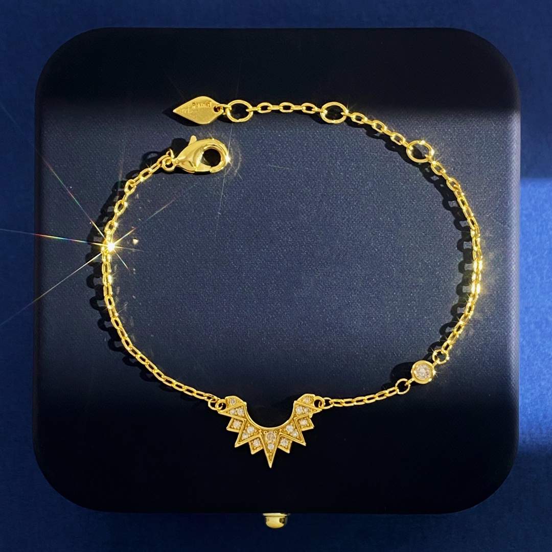 IAGET’s Fashion: Light and Luxurious Moon Bracelets in 18k Gold - 图片 3