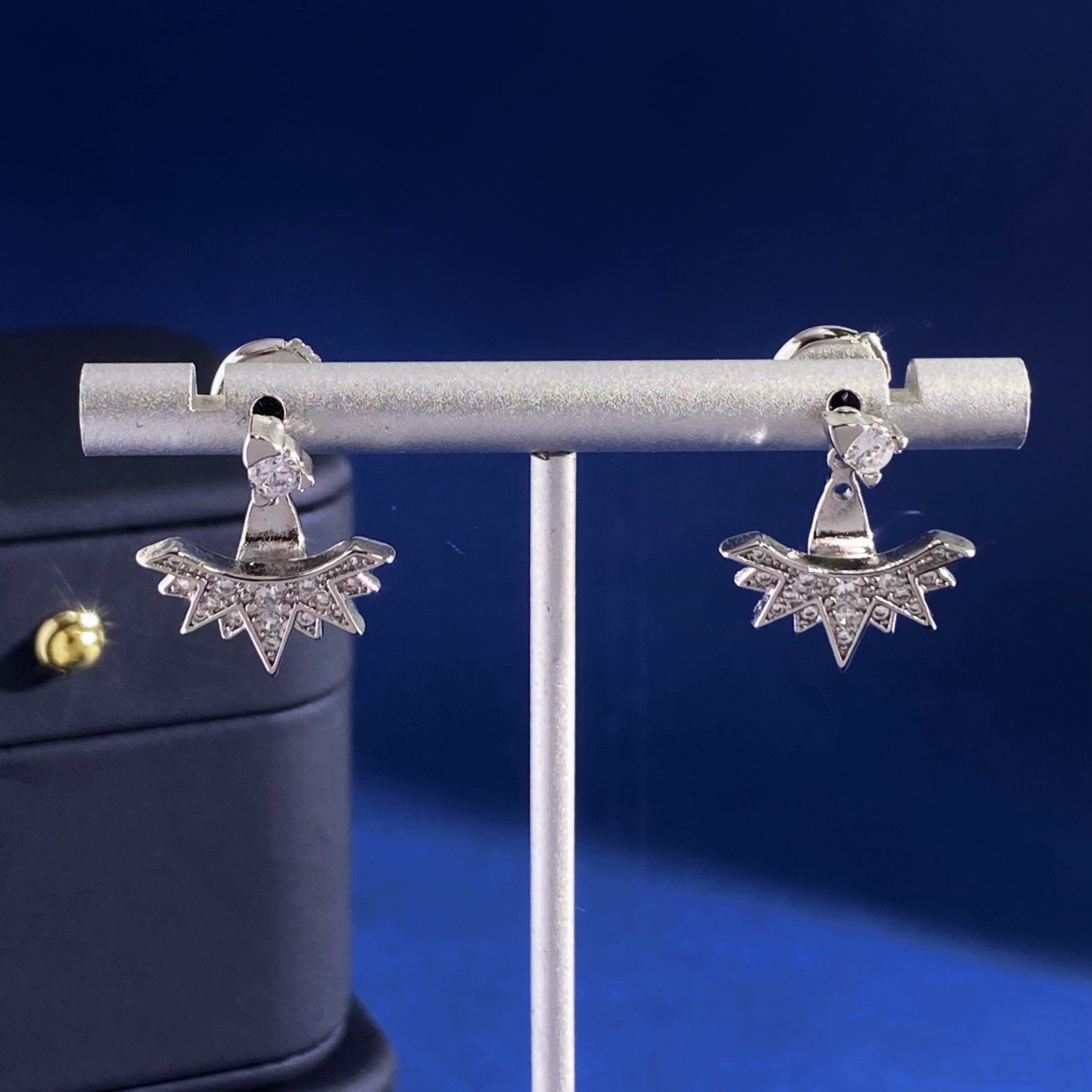 Luxurious Korean Fan Earrings with Small Diamonds and 18k Gold Material - 图片 3