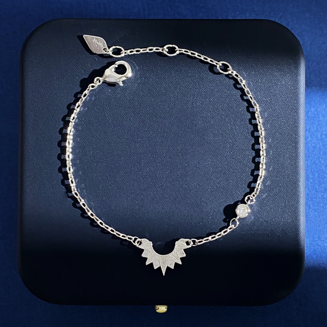 IAGET’s Simple Lunar Bracelet Design with Brass and 18k Gold Plating - 图片 4