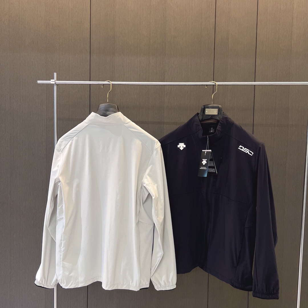供货价：107💰▪️另有升级版本127💰
25春夏·DESCENTE/迪桑特男士立领商务薄款夹克冰爽休闲皮肤衣防晒服

   夏季新款户外休闲B1149系列—超薄防晒皮肤衣，情侣款超薄透气！这才叫皮肤衣！全身立体剪裁、上身修饰身材！立显质感！
采用定制科技凉感面料，手感柔软、上身立感冰凉舒适透气，无闷热感，轻薄如翼，防晒速干，抗紫外线，简约时尚！口袋 拉链设计，更加方便实用！随便机洗不掉色，不变形！

颜色：白色，黑色

尺码：L-3XL

尺码 身高/胸围（A体型） 体重范围（斤） 

L  175/92A 125 - 140 
XL 180/96A 140 - 155 
2XL 185/100A 155 - 170 
3XL 190/104A 170 - 185 

