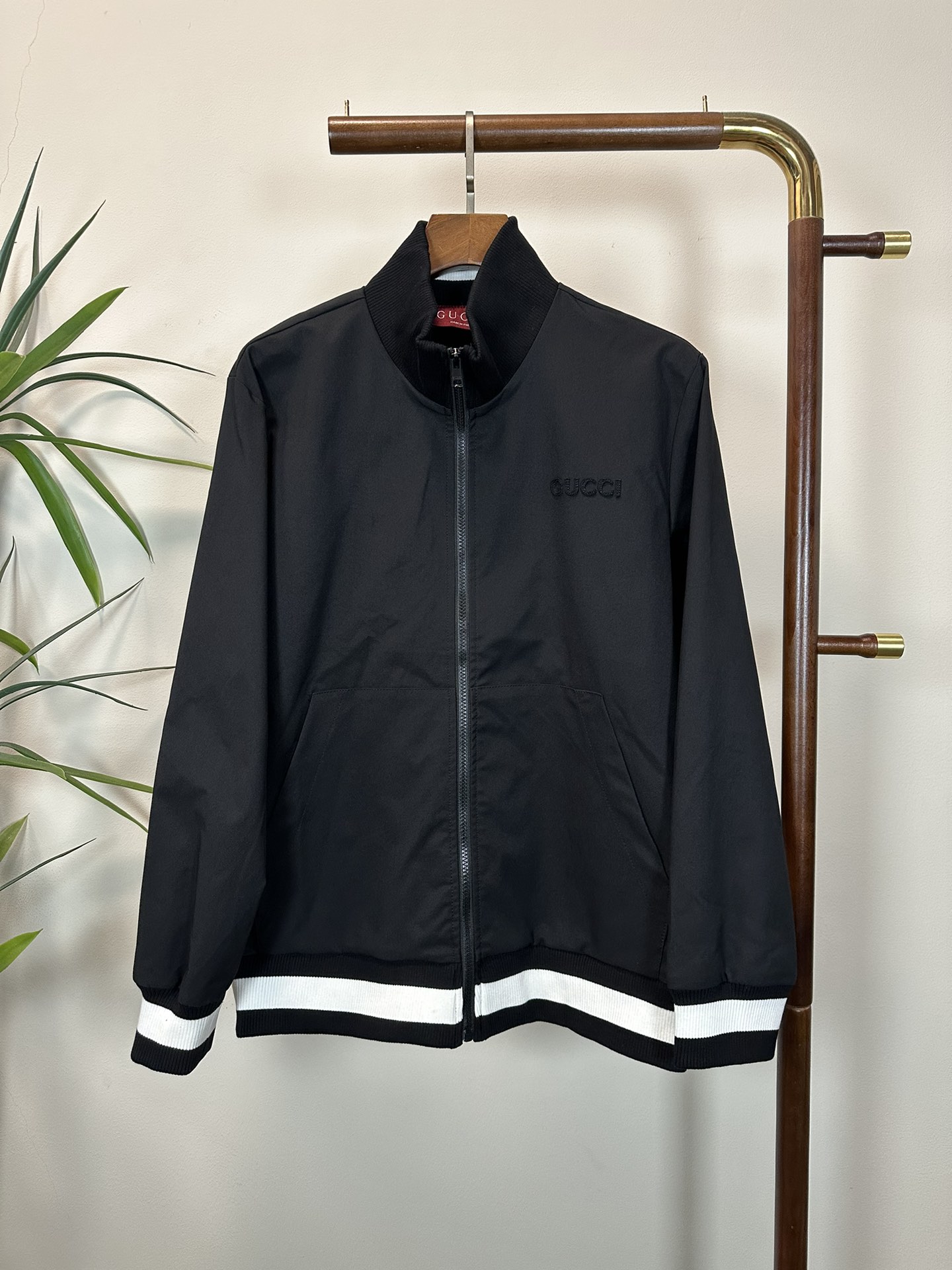 NO:134856,GU Gucci Top quality The same model on the official website, complete with three standards!  New spring and summer men's jacket, fashionable and casual high-end version!  Customized fabrics in counters are impeccable in details, and the brand elements design concept reflects high quality. The feel is delicate and soft!  It is casually cut, with a great upper body style!  Code number M-2XL, gucci, jackets & coats, jackets & coats, alexander wang19860909GU 古驰 顶级品质 官网同款,三标齐全！春夏新款男士夹克外套,时尚休闲高端版本！专柜定制面料 细节无可挑剔,品牌元素设计理念,体现高品质.手感细腻柔软！呈现休闲裁剪,上身版型超赞！码数M-2XL,,gucci,jackets & coats,jackets & coats,alexander wang,Men's clothing