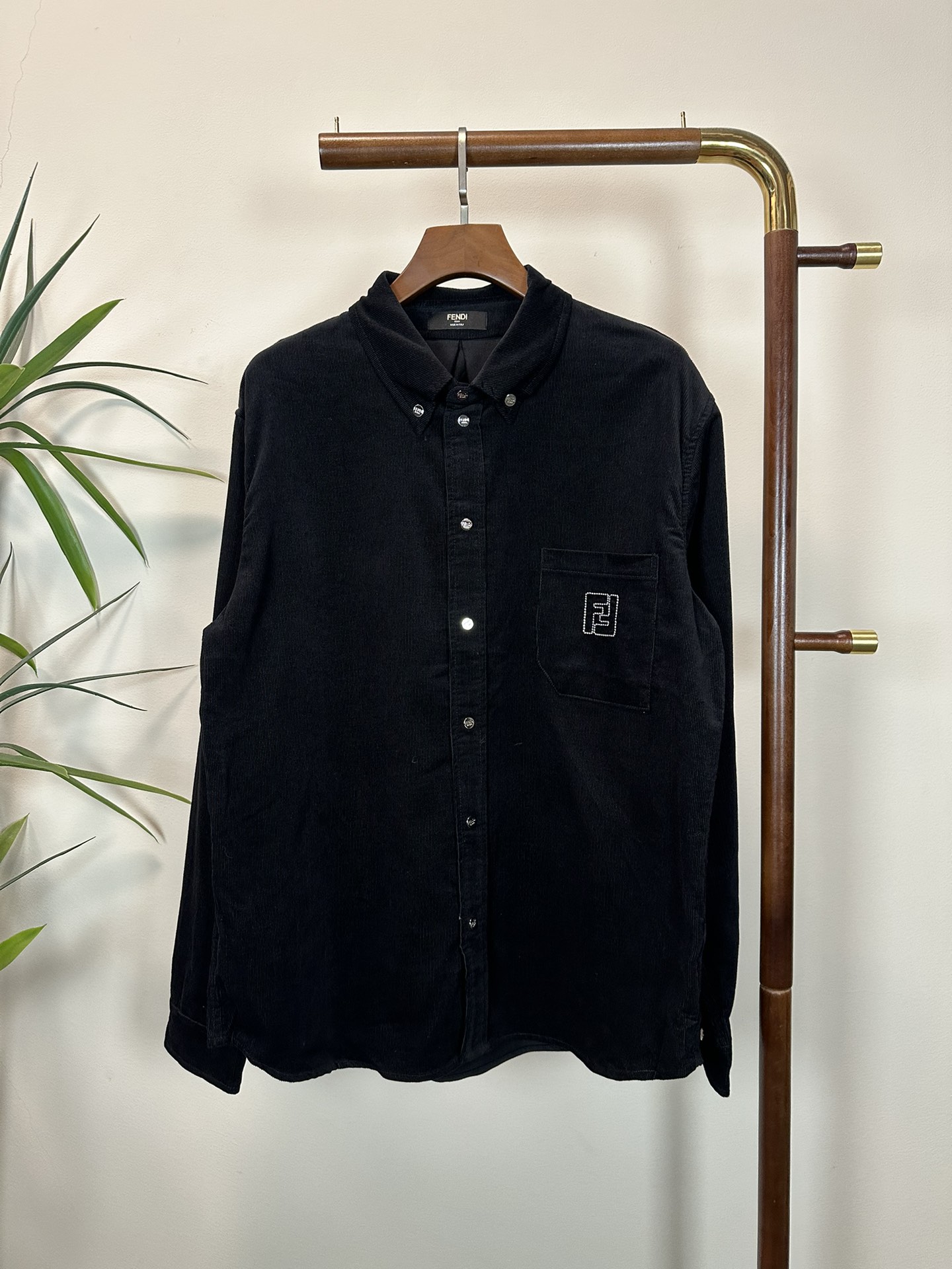 NO:134854,FD Fendi Top quality The same style on the official website, complete with three standards!  New spring and summer men's shirt jacket, fashionable and casual high-end version!  Customized fabrics in counters are impeccable in details, and the brand elements design concept reflects high quality. The feel is delicate and soft!  It is casually cut, with a great upper body style!  Code number M-2XL, fendi, jackets & coats,shirts,alexander wang19860909FD 芬迪 顶级品质 官网同款,三标齐全！春夏新款男士衬衫外套,时尚休闲高端版本！专柜定制面料 细节无可挑剔,品牌元素设计理念,体现高品质.手感细腻柔软！呈现休闲裁剪,上身版型超赞！码数M-2XL,,fendi,jackets & coats,shirts,alexander wang,Men's clothing