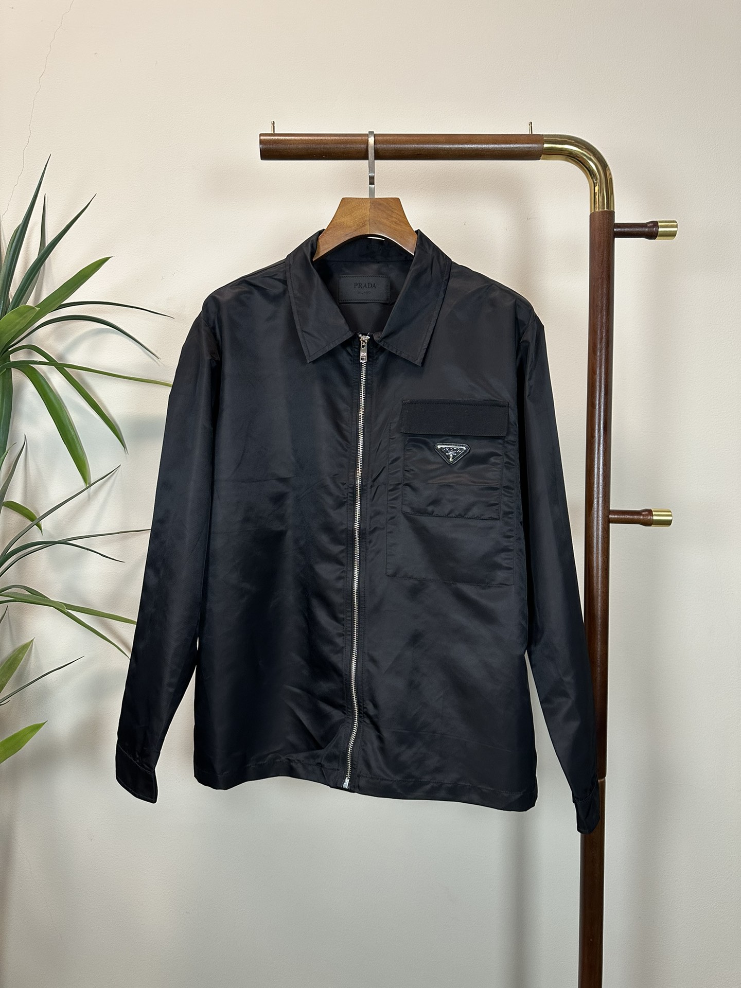 NO:134852,PRA Prada Top quality The same model on the official website, complete with three standards!  New spring and summer men's zipper jacket, fashionable and casual high-end version!  Customized fabrics in counters are impeccable in details, and the brand elements design concept reflects high quality. The feel is delicate and soft!  It is casually cut, with a great upper body style!  Code number M-2XL, prada, prada, jackets & coats, alexander wang19860909PRA 普拉达 顶级品质 官网同款,三标齐全！春夏新款男士拉链外套,时尚休闲高端版本！专柜定制面料 细节无可挑剔,品牌元素设计理念,体现高品质.手感细腻柔软！呈现休闲裁剪,上身版型超赞！码数M-2XL,,prada,prada,jackets & coats,alexander wang,Men's clothing