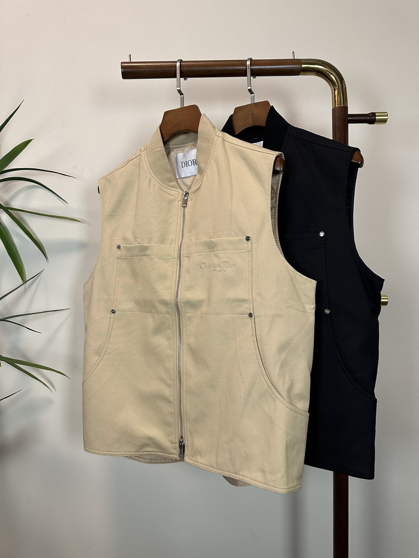 NO:134849,DIOR Top quality The same model on the official website, complete with three standards!  New spring and summer men's vest jacket jacket, fashionable and casual high-end version!  Customized fabrics in counters are impeccable in details, and the brand elements design concept reflects high quality. The feel is delicate and soft!  It is casually cut, with a great upper body style!  Code number M-2XL,,dior,dior,jackets & coats,jackets & coats,alexander wang19860909DIOR 迪奥 顶级品质 官网同款,三标齐全！春夏新款男士背心夹克外套,时尚休闲高端版本！专柜定制面料 细节无可挑剔,品牌元素设计理念,体现高品质.手感细腻柔软！呈现休闲裁剪,上身版型超赞！码数M-2XL,,dior,dior,jackets & coats,jackets & coats,alexander wang,Men's clothing