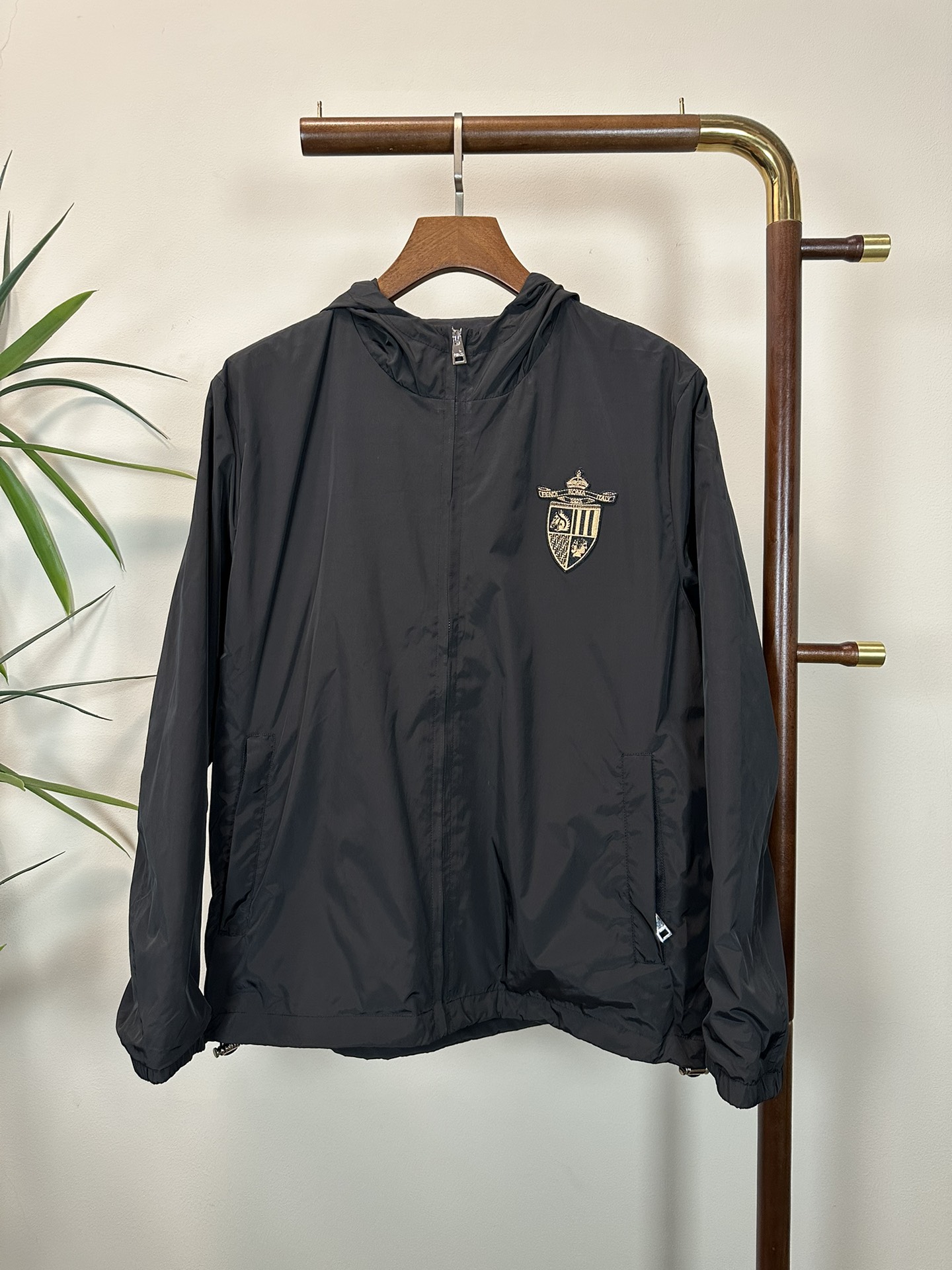 NO:134843,FD Fendi Top quality The same style on the official website, complete with three standards!  New spring and summer men's jacket, fashionable and casual high-end version!  Customized fabrics in counters are impeccable in details, and the brand elements design concept reflects high quality. The feel is delicate and soft!  It is casually cut, with a great upper body style!  Code number M-2XL, fendi, jackets & coats, jackets & coats, alexander wang19860909FD 芬迪 顶级品质 官网同款,三标齐全！春夏新款男士夹克外套,时尚休闲高端版本！专柜定制面料 细节无可挑剔,品牌元素设计理念,体现高品质.手感细腻柔软！呈现休闲裁剪,上身版型超赞！码数M-2XL,,fendi,jackets & coats,jackets & coats,alexander wang,Men's clothing