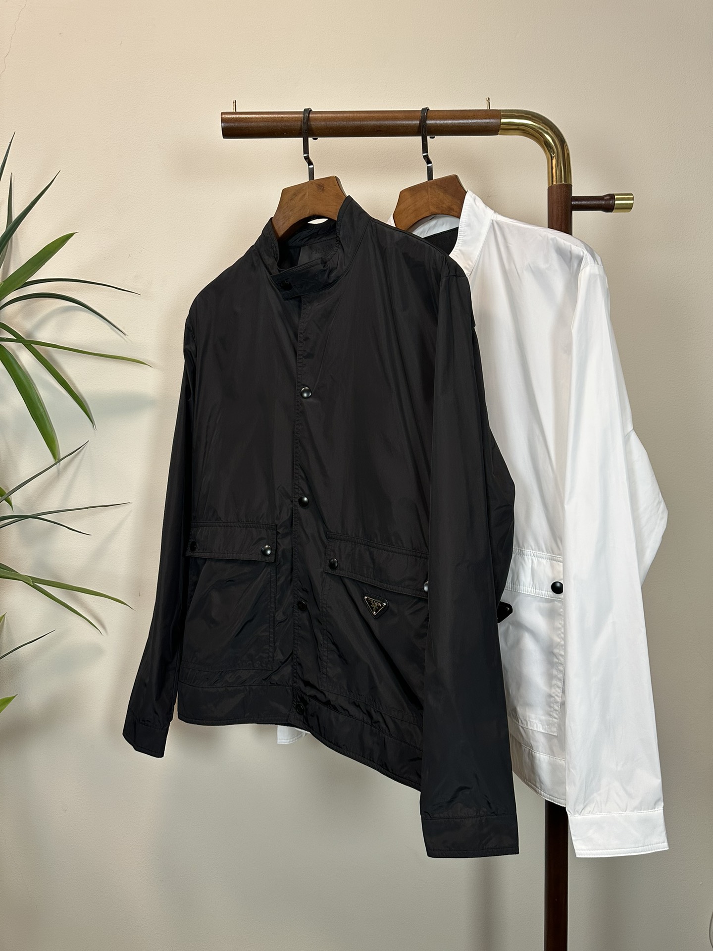 NO:134840,PRA Prada Top quality The same model on the official website, complete with three standards!  New spring and summer men's shirts, fashionable and casual high-end version!  Customized fabrics in counters are impeccable in details, and the brand elements design concept reflects high quality. The feel is delicate and soft!  It is casually cut, with a great upper body style!  Code number M-2XL, prada, prada, shirts, alexander wang19860909PRA 普拉达 顶级品质 官网同款,三标齐全！春夏新款男士衬衫 时尚休闲高端版本！专柜定制面料 细节无可挑剔,品牌元素设计理念,体现高品质.手感细腻柔软！呈现休闲裁剪,上身版型超赞！码数M-2XL,,prada,prada,shirts,alexander wang,Men's clothing