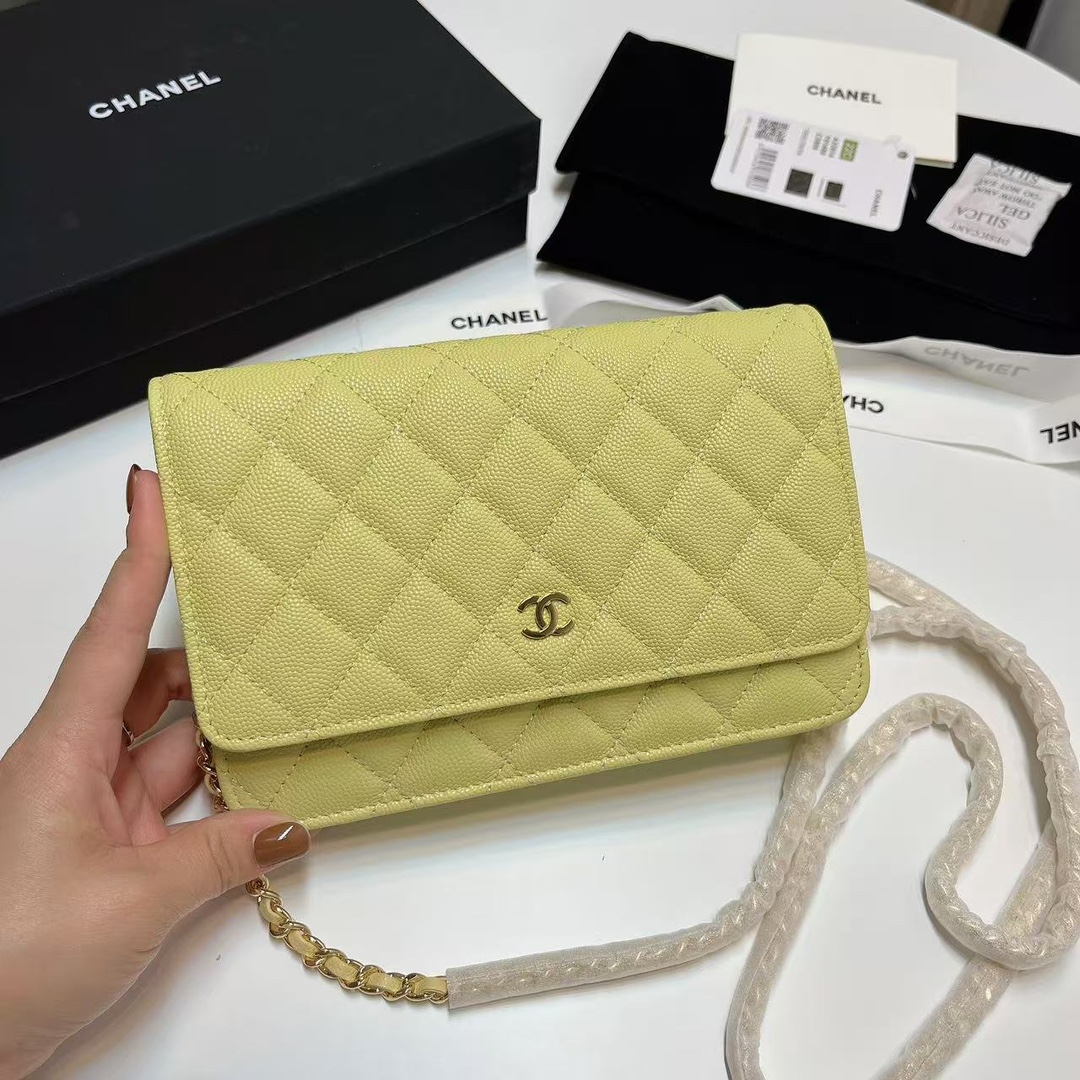 Желтая женская сумка Chanel с золотой фурнитурой
