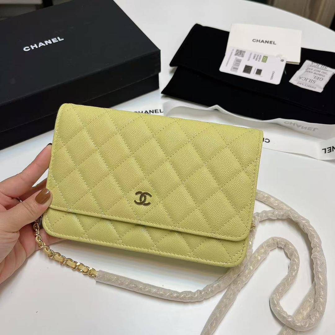 Желтая женская сумка Chanel с золотой фурнитурой